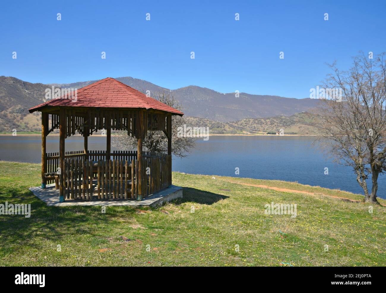 Landschaft mit Panoramablick auf einen hölzernen Pavillon am Ufer des Sees Vegoritida, der natürliche See von Florina in Westmakedonien Griechenland. Stockfoto