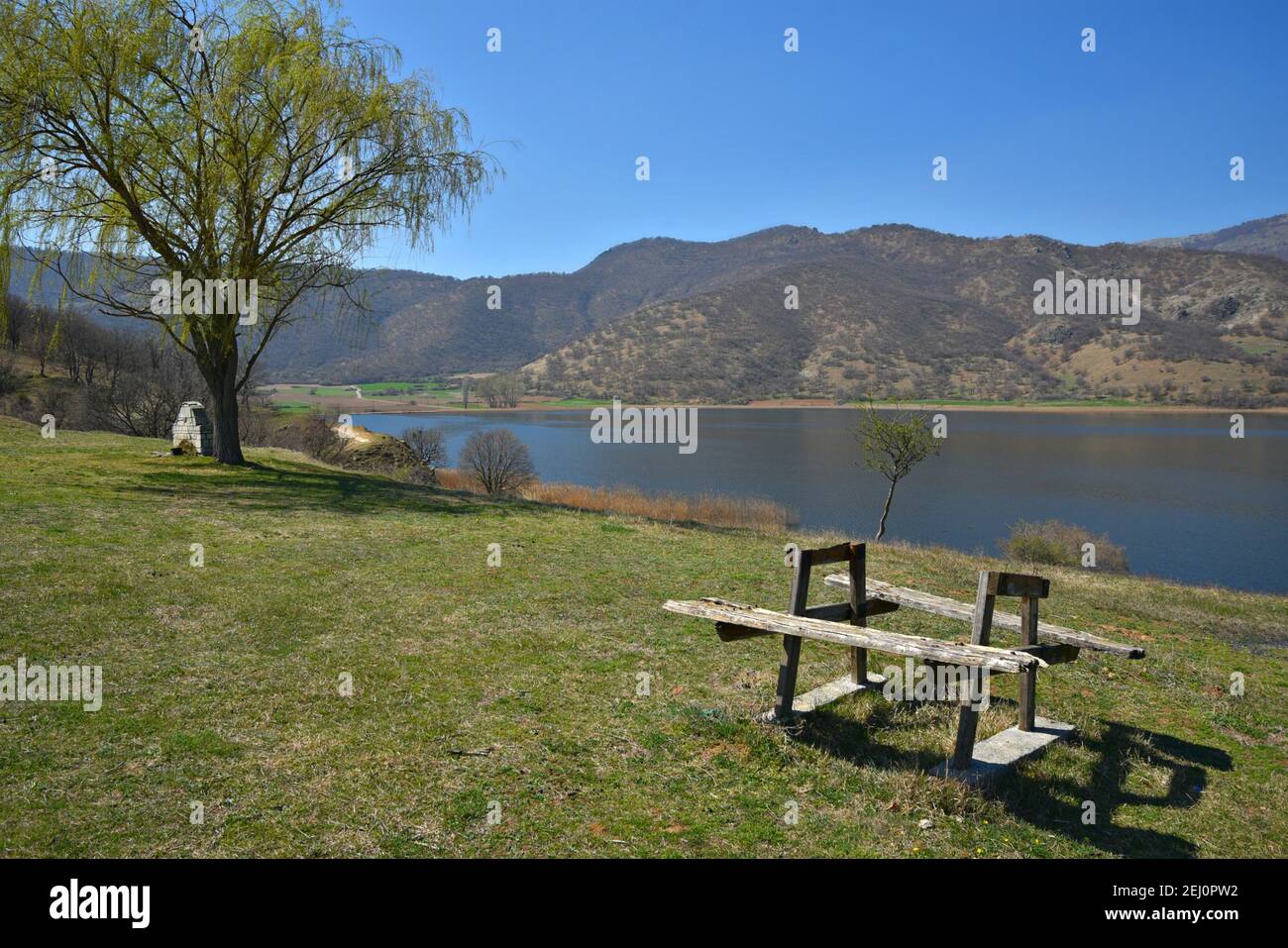 Landschaft mit Panoramablick auf einen hölzernen Picknicktisch am Ufer des Sees Vegoritida, dem natürlichen See von Florina in Westmakedonien Griechenland. Stockfoto