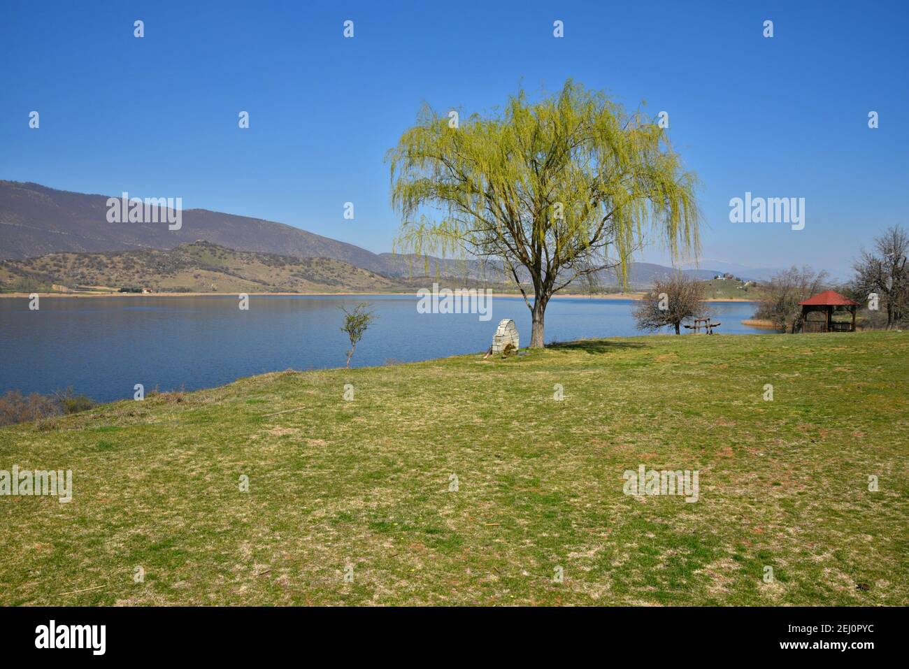 Landschaft mit Panoramablick auf den See Vegoritida, einem natürlichen See in Florina, Westmakedonien Griechenland. Stockfoto
