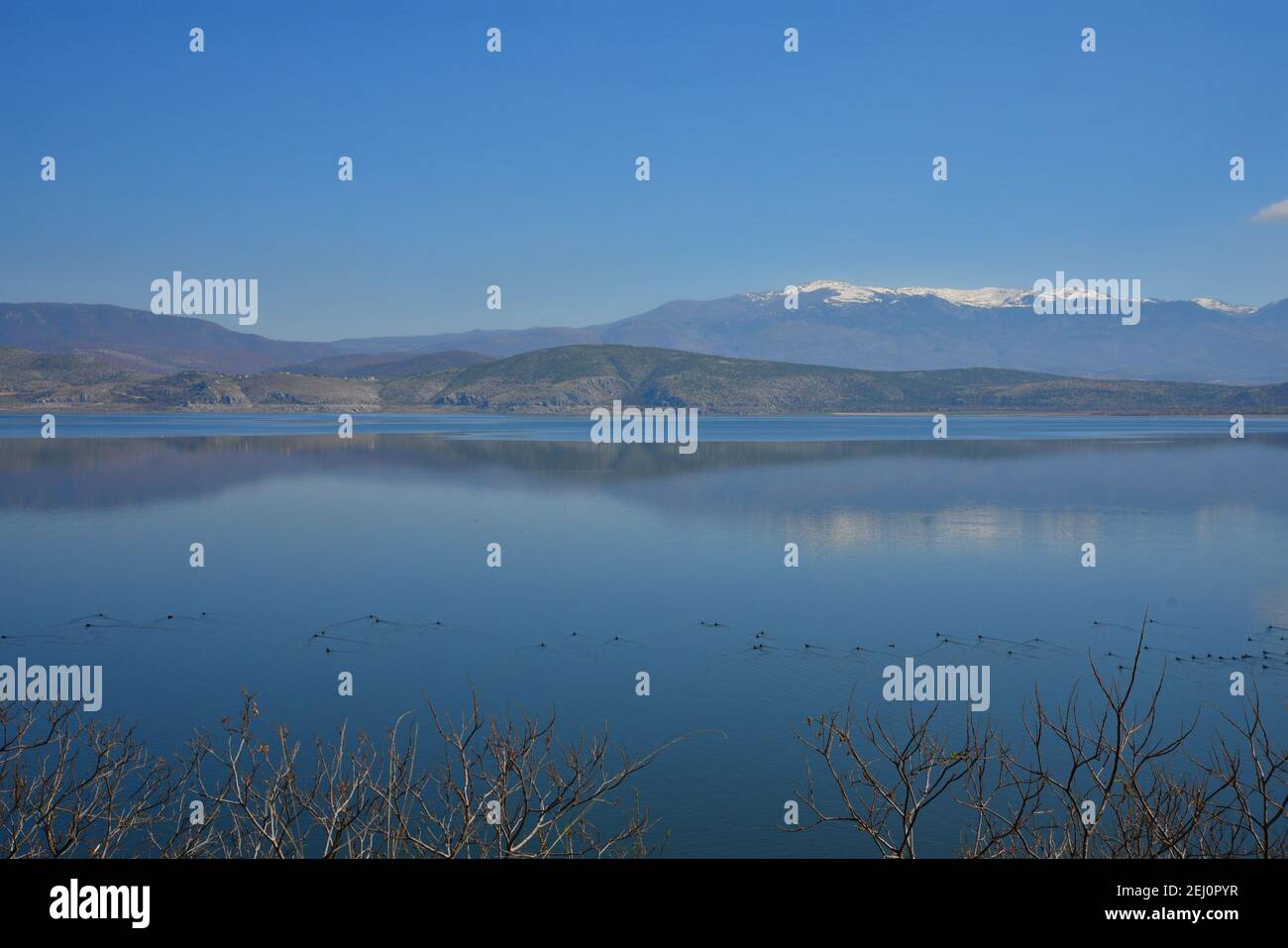 Landschaft mit Panoramablick auf den See Vegoritida, einem natürlichen See in Florina, Westmakedonien Griechenland. Stockfoto