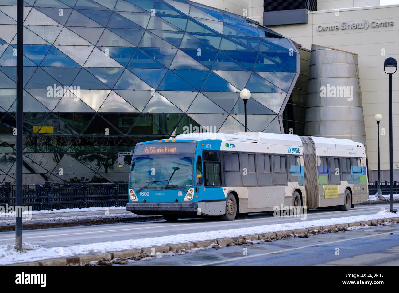Ottawa, Ontario, Kanada - 6. Februar 2021: Ein Stadtbus der Société de Transport de l'Outaouais (STO) Transitdienst in Quebec kreuzt die Stockfoto