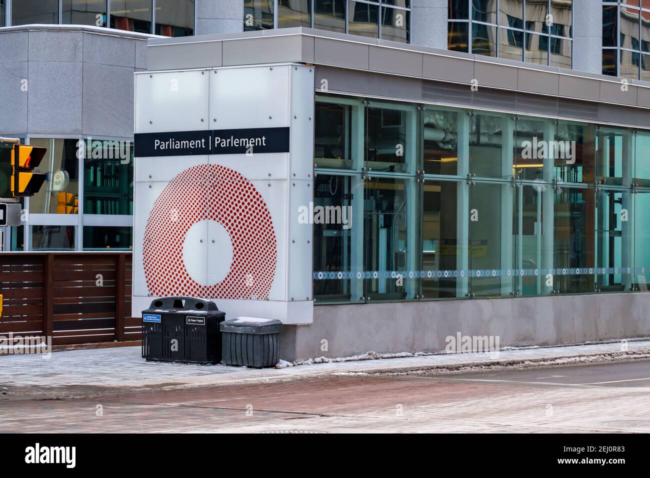 Ottawa, Ontario, Kanada - 6. Februar 2021: Ein Teil der Queen Street des Parliament OC Transpo Station, der nahe gelegene Stadtbusse mit dem O-Train verbindet Stockfoto