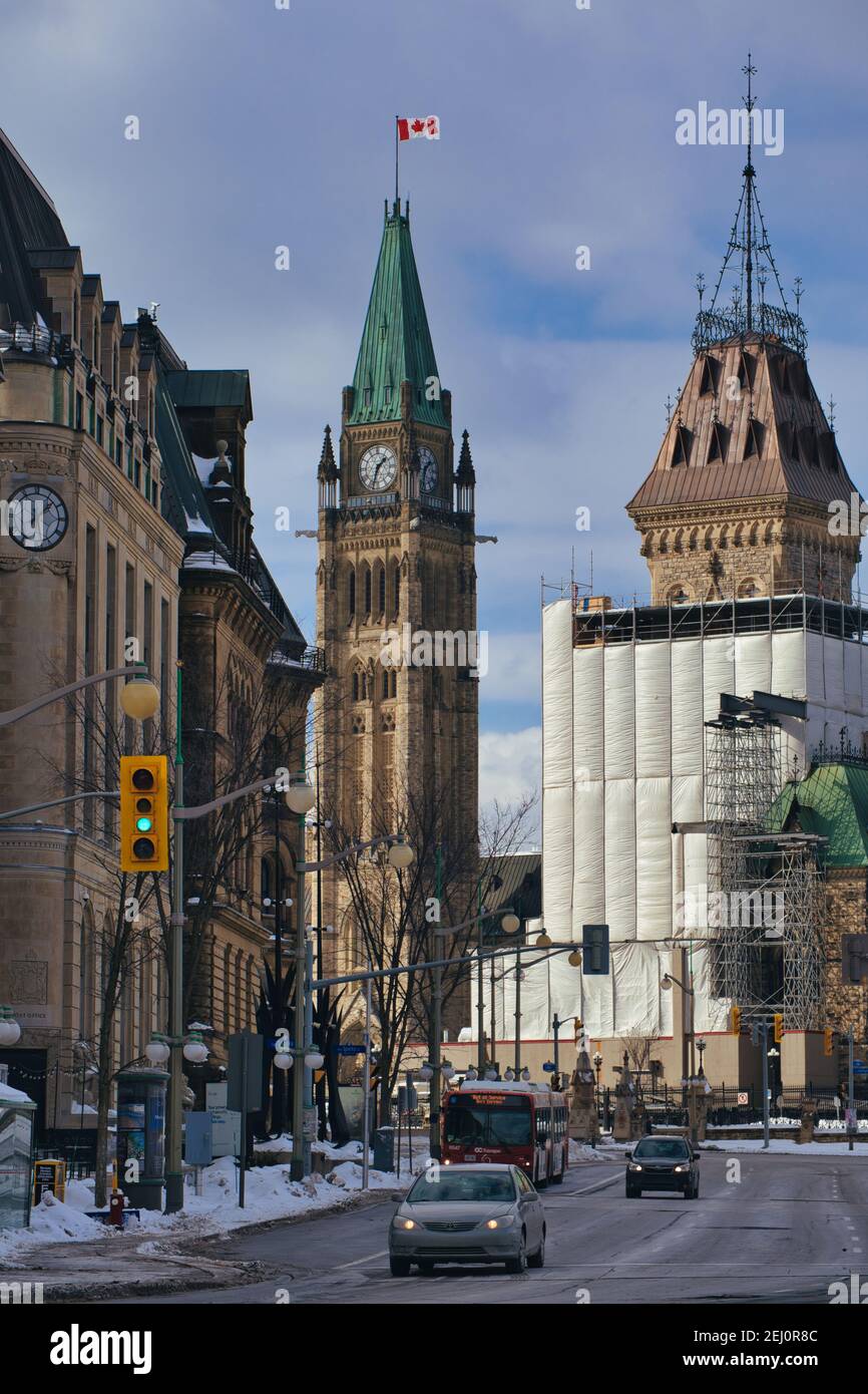 Ottawa, Ontario, Kanada - 6. Februar 2021: Der Peace Tower steht hinter leichtem Verkehr auf der Elgin Street in der Innenstadt von Ottawa. Stockfoto