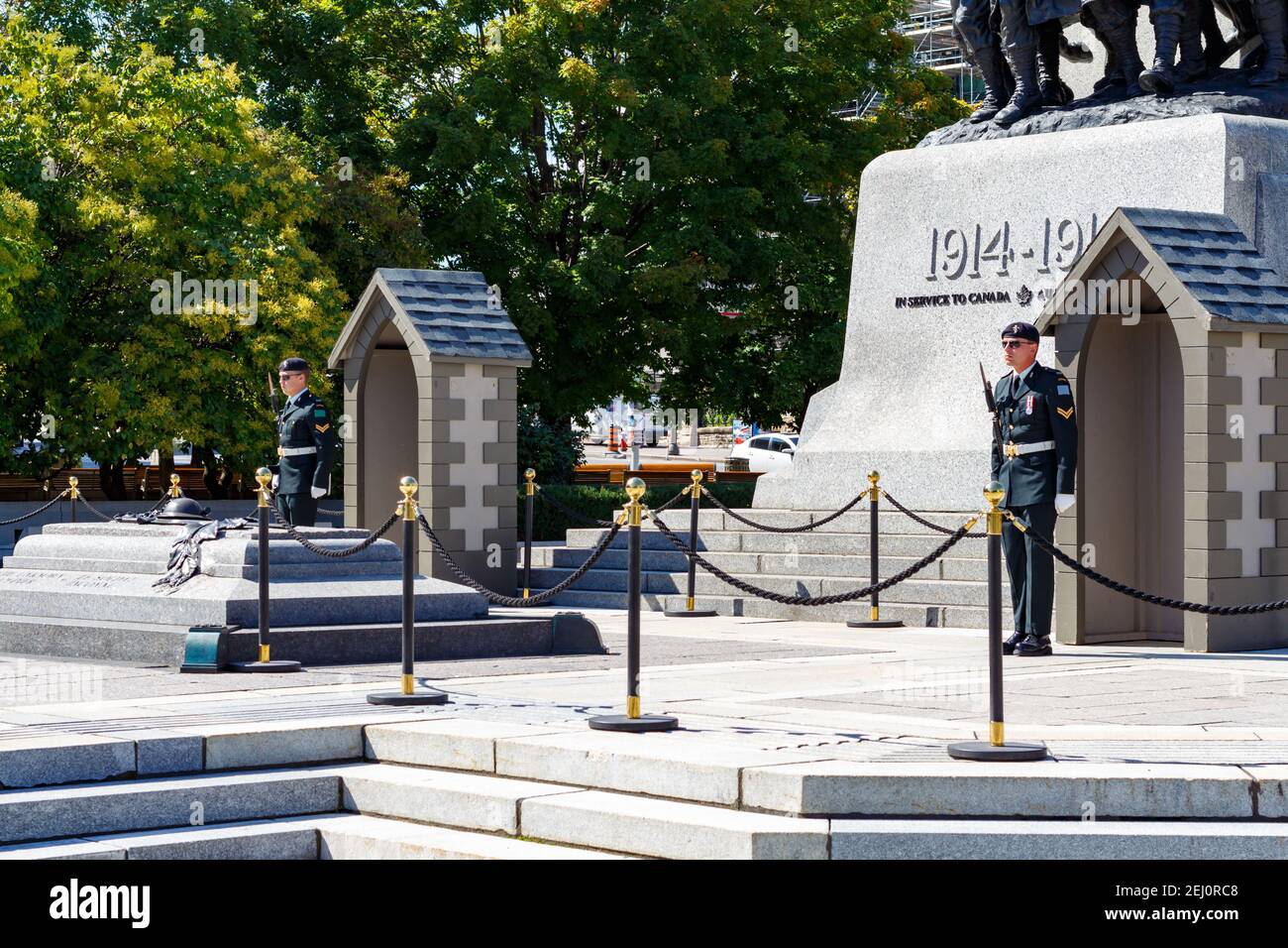 Ottawa, Ontario, Kanada - 9. September 2019: Zeremonielle Wachen im Wachdienst stehen am National war Memorial, einem Kenotaph in der Innenstadt von Ottawa. Stockfoto