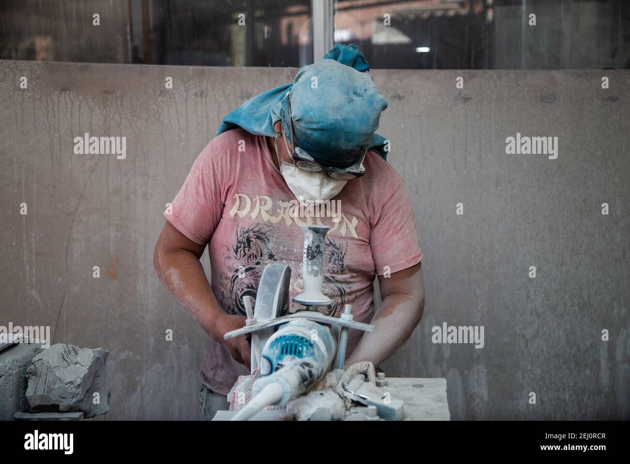 Teotihuacan, Mexiko-Stadt, Mexiko. Februar 2021, 20th. Handwerker Abraham Jimenez, der in seiner Werkstatt inmitten der Covid-Pandemie an einer obsidischen Steinfigur arbeitete. Abraham ist ein Handwerker, der sich der Herstellung von vorhispanischen Figuren aus Obsidian widmet, um sie später in archäologischen Zonen zu verkaufen, aber aufgrund des geringen Tourismus aufgrund der Pandemie konnte er seine obsidischen Figuren nicht verkaufen. Er hat sich diesem Werk schon in sehr jungen Jahren verschrieben, da auch sein Vater diesem Werk gewidmet war. Obsidian Carving ist ein Werk, das schon in sehr jungen Jahren gelernt und an die folgenden weitergegeben wird Stockfoto