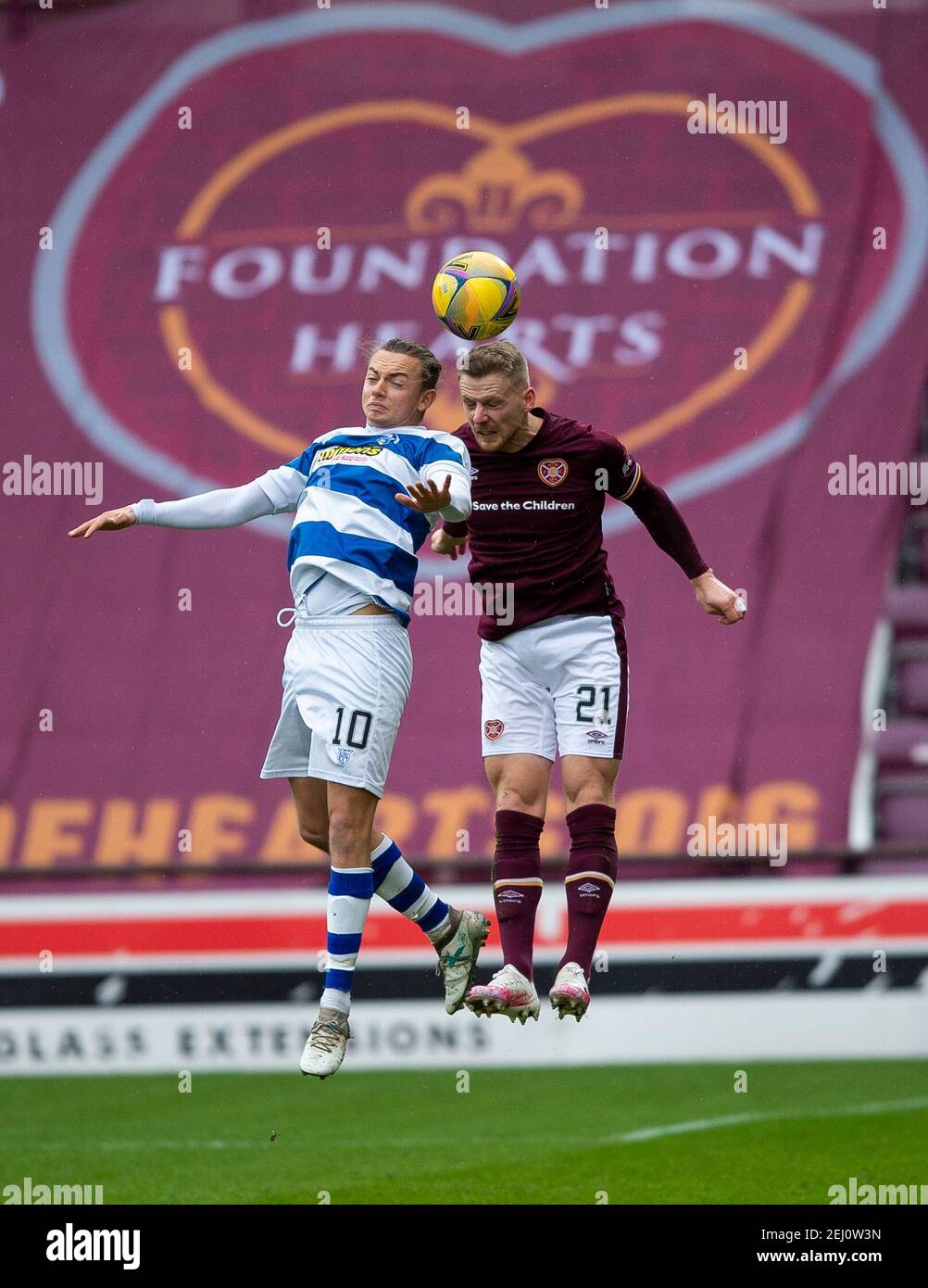 Scottish Championship - Herz von Midlothian gegen Morton. Tynecastle Park, Edinburgh, Midlothian, Großbritannien. , . Hearts ist Gastgeber von Morton bei der Scottish Championship im Tynecastle Park, Edinburgh. Das Bild zeigt: Morton Forward, Aidan Nesbitt und Hearts' linker Rücken, Stephen Kingsley, gehen nach oben für den Ball. Kredit: Ian Jacobs/Alamy Live Nachrichten Stockfoto