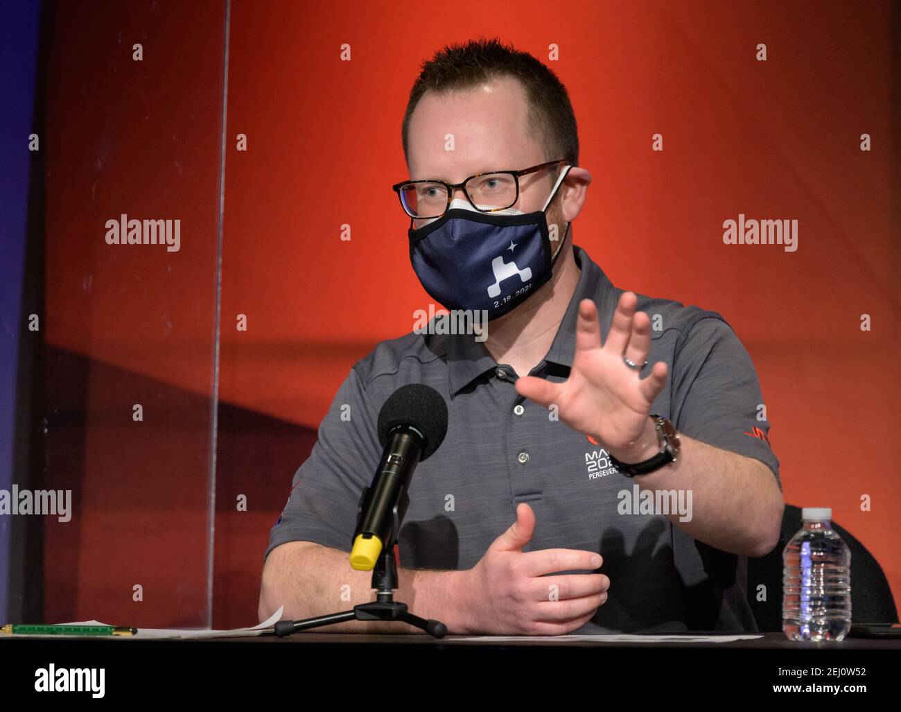 Pasadena, Vereinigte Staaten Von Amerika. Februar 2021, 19th. Deputy Phase Lead for Entry, Descent, and Landing Aaron Stehura, gibt Bemerkungen während eines NASA Perseverance Rover Initial Surface Checkout Briefing, am NASA Jet Propulsion Laboratory 19. Februar 2021 in Pasadena, Kalifornien. Der Perseverance Mars Rover landete erfolgreich und begann sofort, Daten zurück zur Erde zu senden. Quelle: Planetpix/Alamy Live News Stockfoto