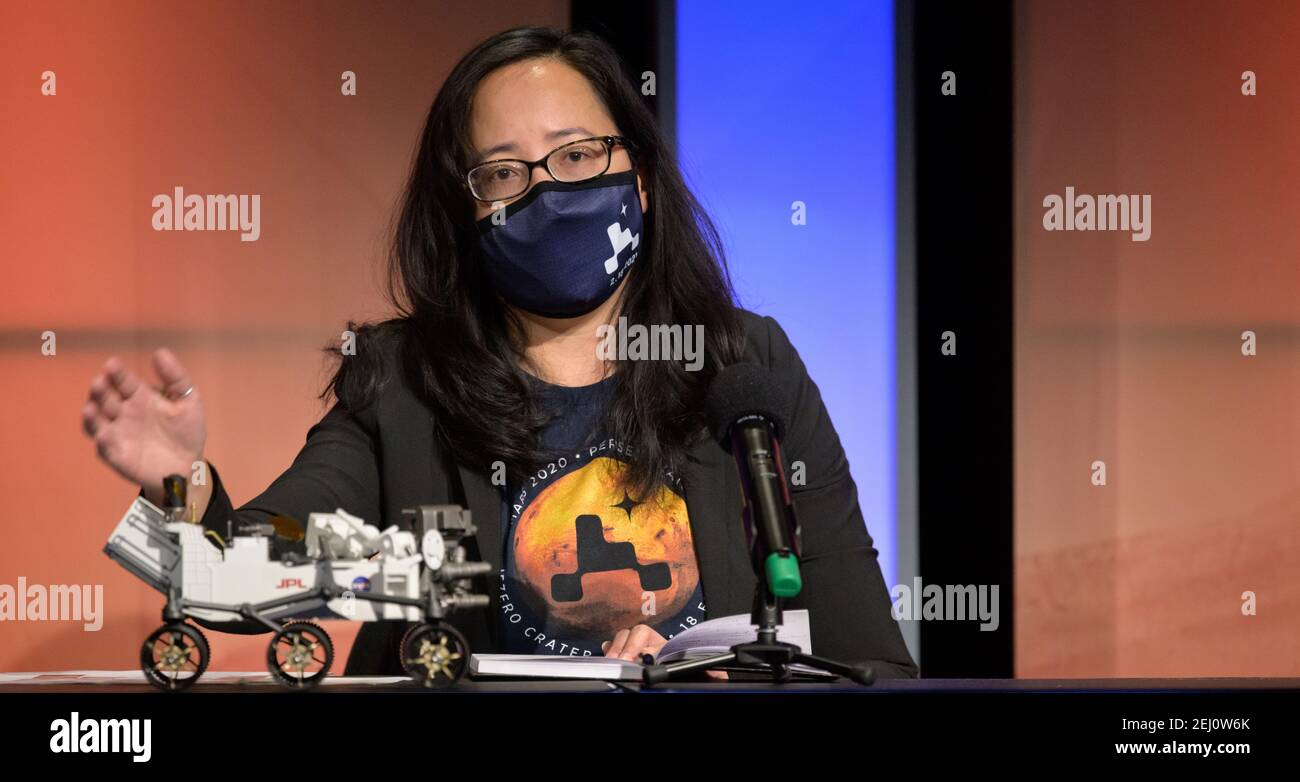 Pasadena, Vereinigte Staaten Von Amerika. Februar 2021, 19th. Mars 2020 Strategic Mission Manager Pauline Hwang, gibt Bemerkungen während eines NASA Perseverance Rover Initial Surface Checkout Briefing, am NASA Jet Propulsion Laboratory 19. Februar 2021 in Pasadena, Kalifornien. Der Perseverance Mars Rover landete erfolgreich und begann sofort, Daten zurück zur Erde zu senden. Quelle: Planetpix/Alamy Live News Stockfoto