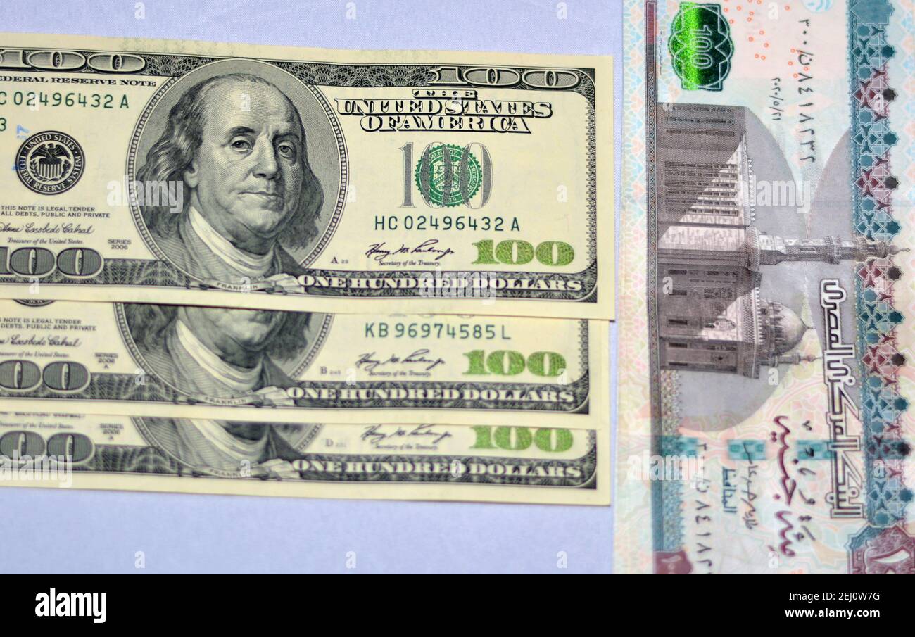 Selektiver Fokus der ägyptischen Landeswährung mit US-Dollar-Banknoten. Verschwommenes Geld. Ägyptisches Geld und amerikanische Dollar Wechselkurs,. Stockfoto