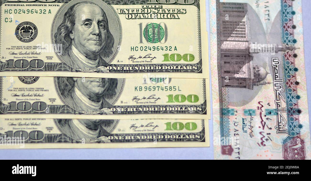 Selektiver Fokus der ägyptischen Landeswährung mit US-Dollar-Banknoten. Verschwommenes Geld. Ägyptisches Geld und amerikanische Dollar Wechselkurs,. Stockfoto