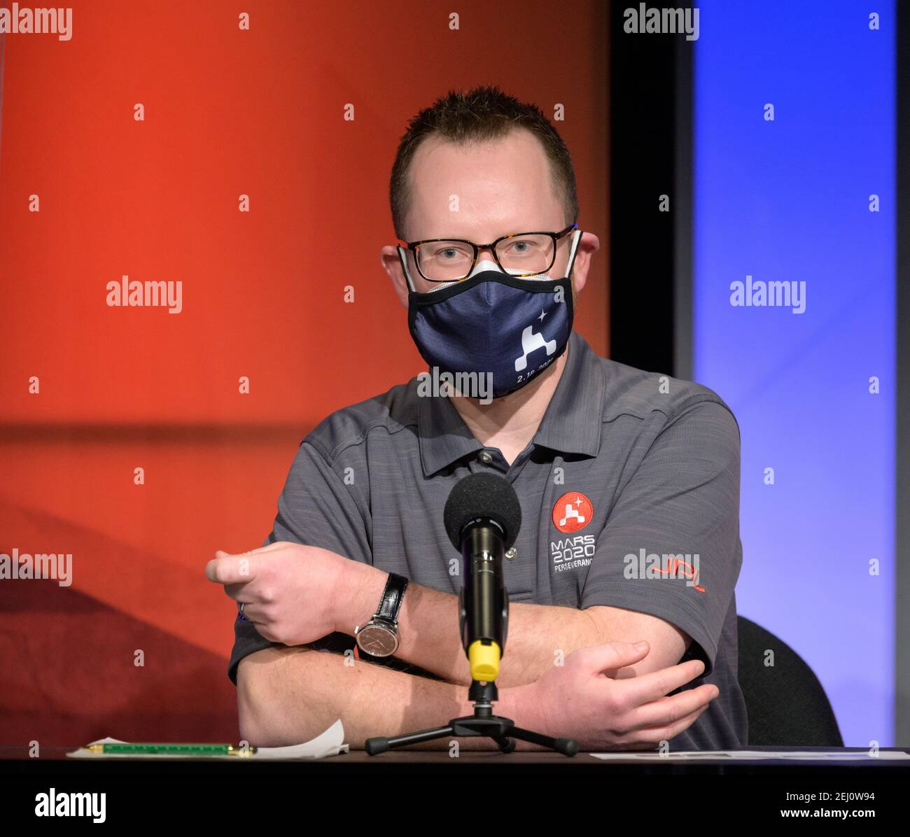 Pasadena, Vereinigte Staaten Von Amerika. Februar 2021, 19th. Deputy Phase Lead for Entry, Descent, and Landing Aaron Stehura, gibt Bemerkungen während eines NASA Perseverance Rover Initial Surface Checkout Briefing, am NASA Jet Propulsion Laboratory 19. Februar 2021 in Pasadena, Kalifornien. Der Perseverance Mars Rover landete erfolgreich und begann sofort, Daten zurück zur Erde zu senden. Quelle: Planetpix/Alamy Live News Stockfoto