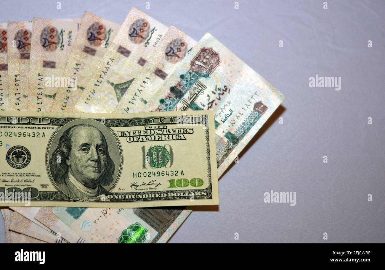 Selektiver Fokus der ägyptischen Landeswährung mit US-Dollar-Banknoten. Verschwommenes Geld. Ägyptisches Geld und amerikanische Dollar Wechselkurs,. Stockfoto