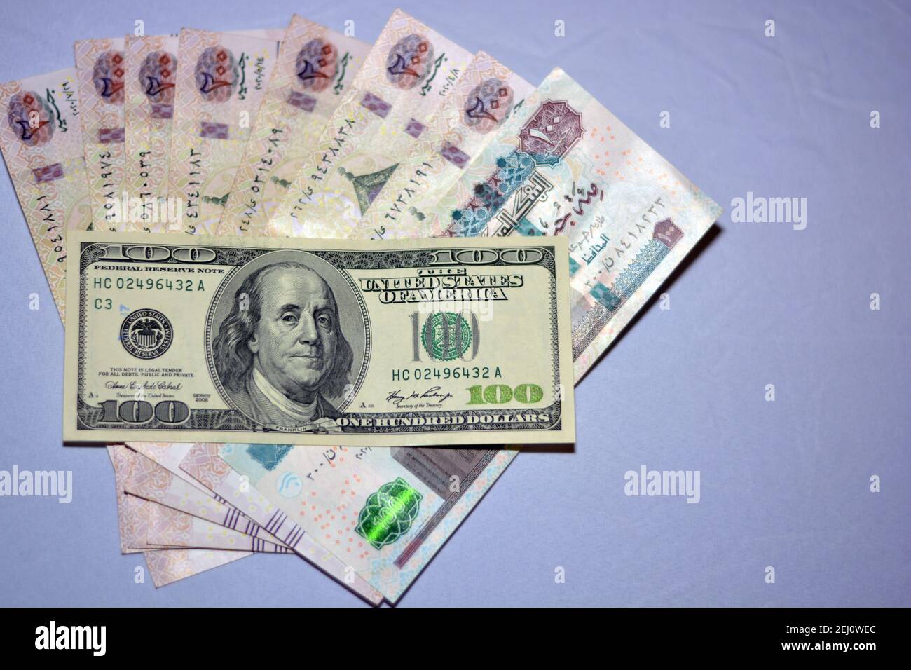 Selektiver Fokus der ägyptischen Landeswährung mit US-Dollar-Banknoten. Verschwommenes Geld. Ägyptisches Geld und amerikanische Dollar Wechselkurs,. Stockfoto