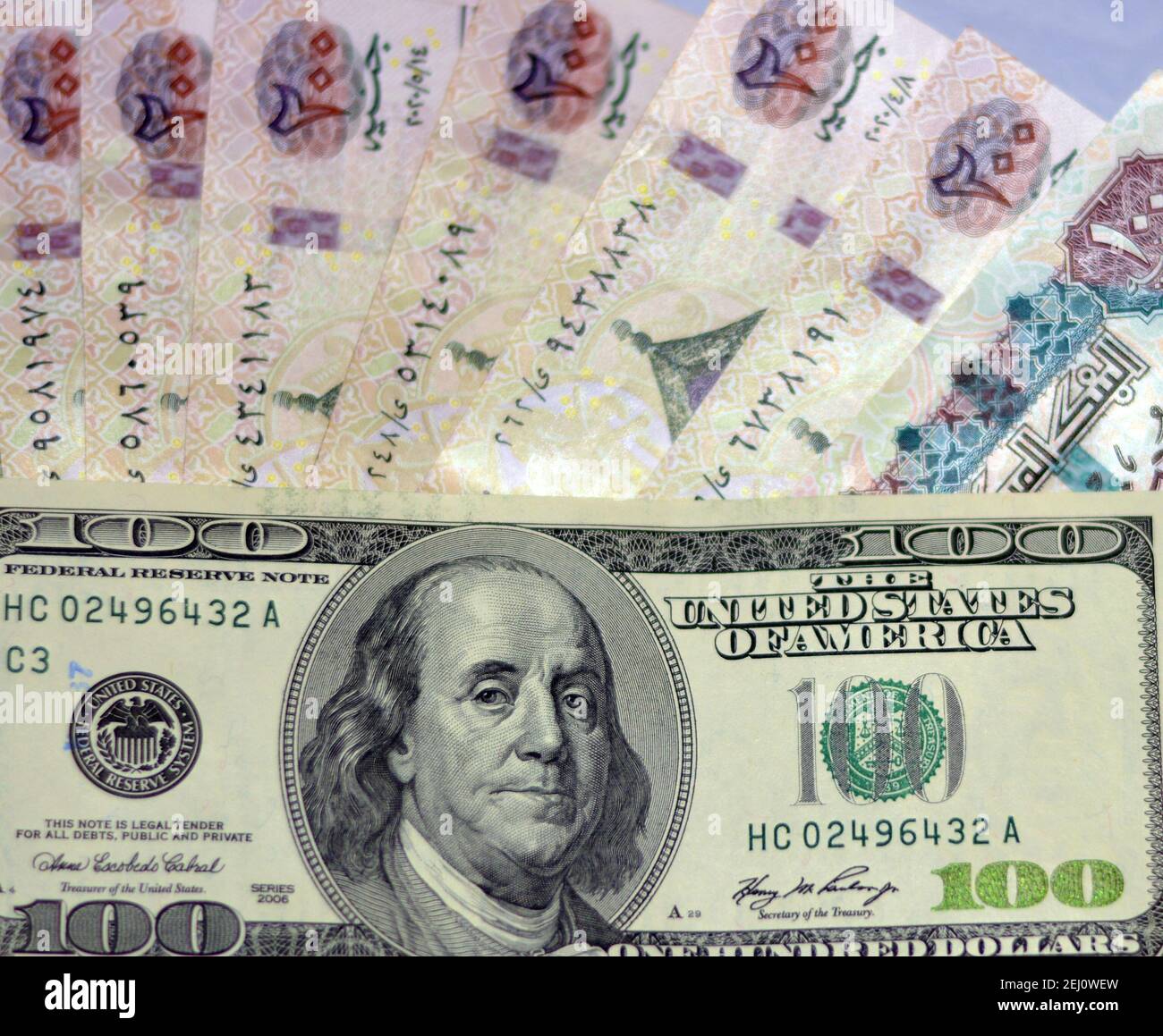 Selektiver Fokus der ägyptischen Landeswährung mit US-Dollar-Banknoten. Verschwommenes Geld. Ägyptisches Geld und amerikanische Dollar Wechselkurs,. Stockfoto