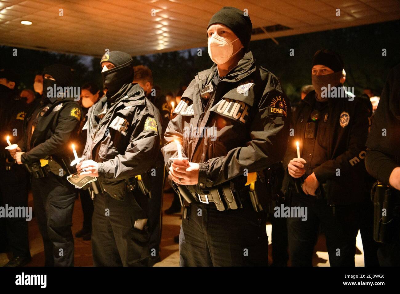 Dallas, Texas, USA. Februar 2021, 19th. Kerzenlichtmahnwache für Officer Mitchell Penton, 27 Jahre alt, arbeitete die Szene nordwärts Spuren des North Central Expressway in Walnut Hill Lane, als ein Fahrzeug von einem berauschten Fahrer auf die Rückseite seines Patrouillenautos und zerschlug Officer Penton getötet ihn gefahren. Kredit: AVI Adelman/ZUMA Wire/Alamy Live Nachrichten Stockfoto