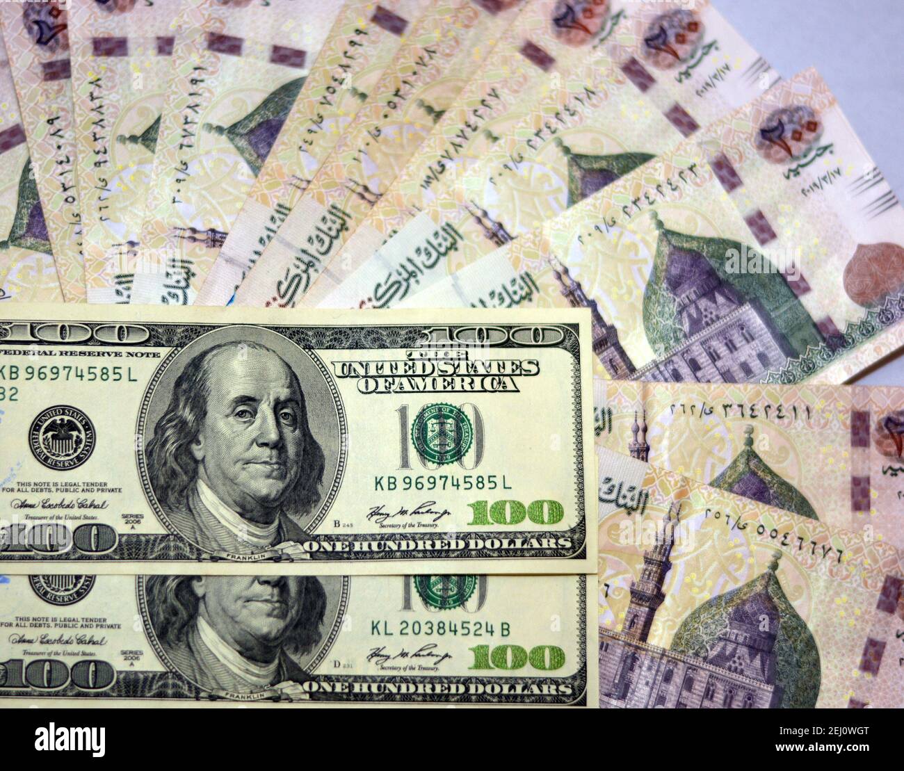 Selektiver Fokus der ägyptischen Landeswährung mit US-Dollar-Banknoten. Verschwommenes Geld. Ägyptisches Geld und amerikanische Dollar Wechselkurs,. Stockfoto