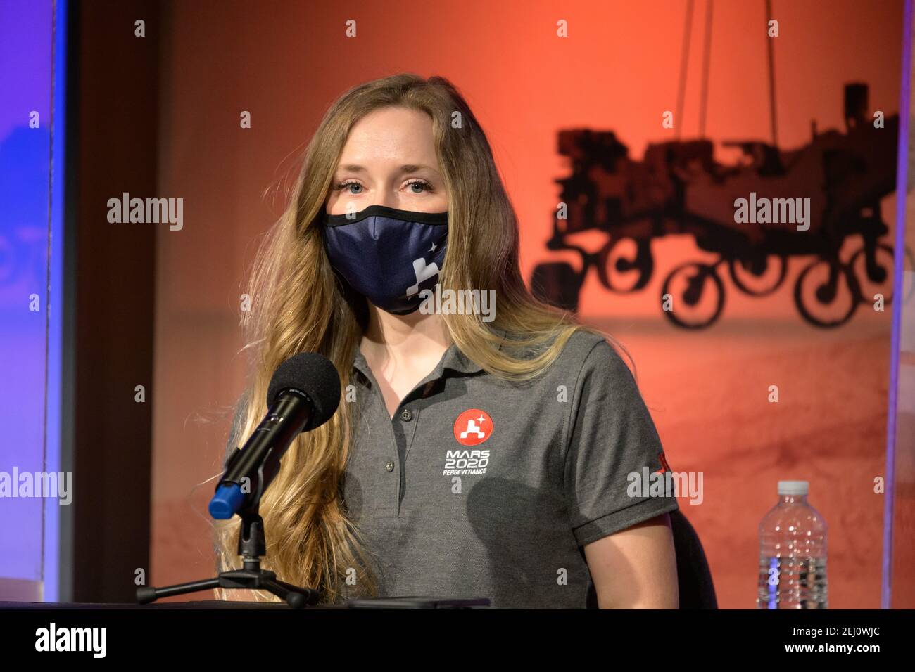 Pasadena, Vereinigte Staaten Von Amerika. Februar 2021, 19th. Instrument Data Systems Operations Team Lead Hallie Gengle, kommentiert während einer NASA Perseverance Rover ersten Surface Checkout Briefing, am NASA Jet Propulsion Laboratory 19. Februar 2021 in Pasadena, Kalifornien. Der Perseverance Mars Rover landete erfolgreich und begann sofort, Daten zurück zur Erde zu senden. Quelle: Planetpix/Alamy Live News Stockfoto