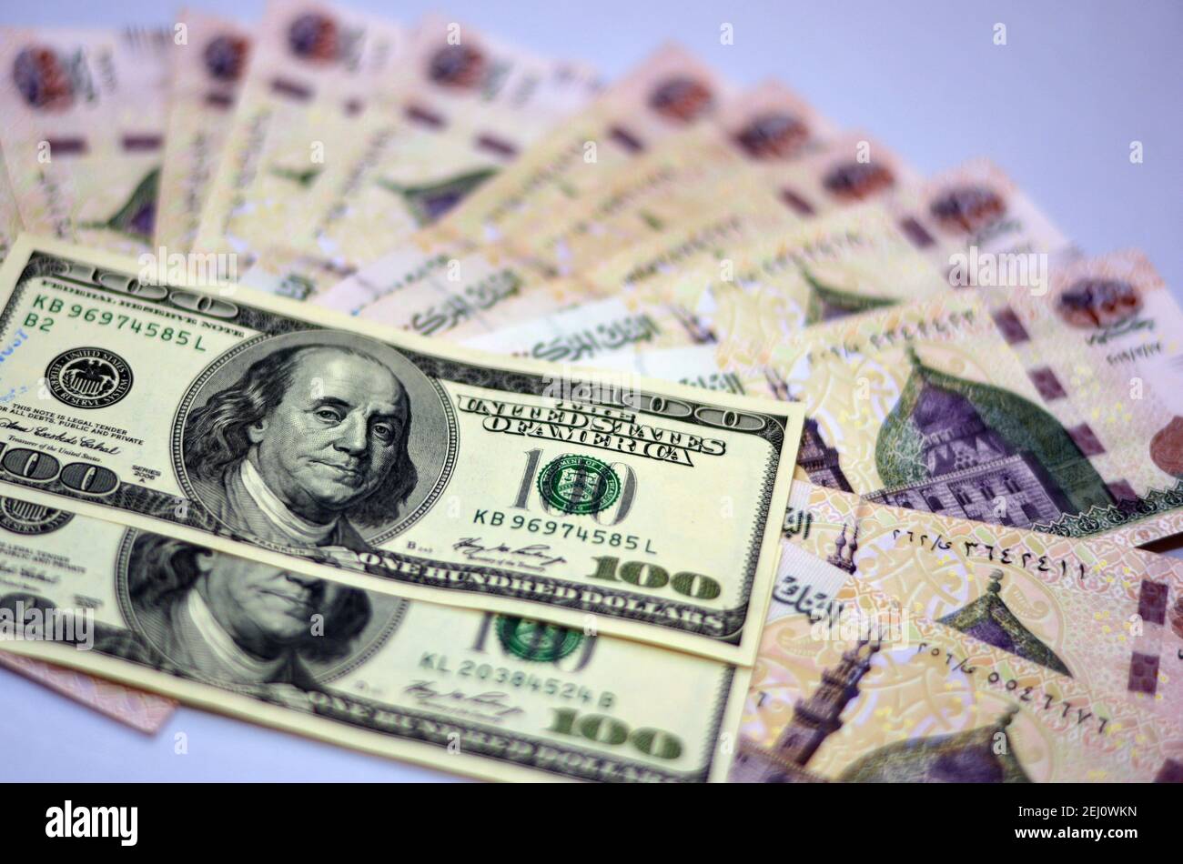 Selektiver Fokus der ägyptischen Landeswährung mit US-Dollar-Banknoten. Verschwommenes Geld. Ägyptisches Geld und amerikanische Dollar Wechselkurs,. Stockfoto