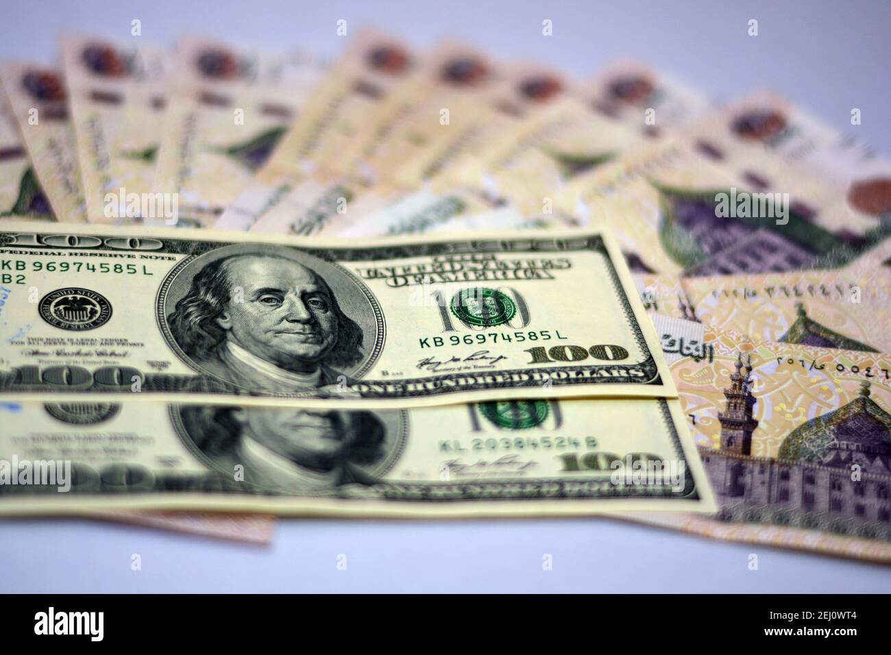 Selektiver Fokus der ägyptischen Landeswährung mit US-Dollar-Banknoten. Verschwommenes Geld. Ägyptisches Geld und amerikanische Dollar Wechselkurs,. Stockfoto
