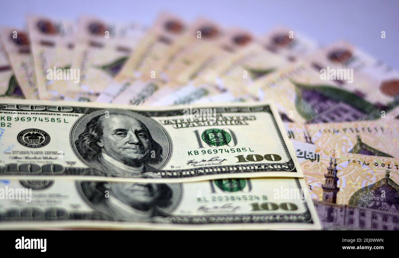 Selektiver Fokus der ägyptischen Landeswährung mit US-Dollar-Banknoten. Verschwommenes Geld. Ägyptisches Geld und amerikanische Dollar Wechselkurs,. Stockfoto