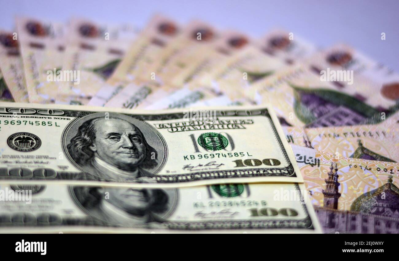 Selektiver Fokus der ägyptischen Landeswährung mit US-Dollar-Banknoten. Verschwommenes Geld. Ägyptisches Geld und amerikanische Dollar Wechselkurs,. Stockfoto