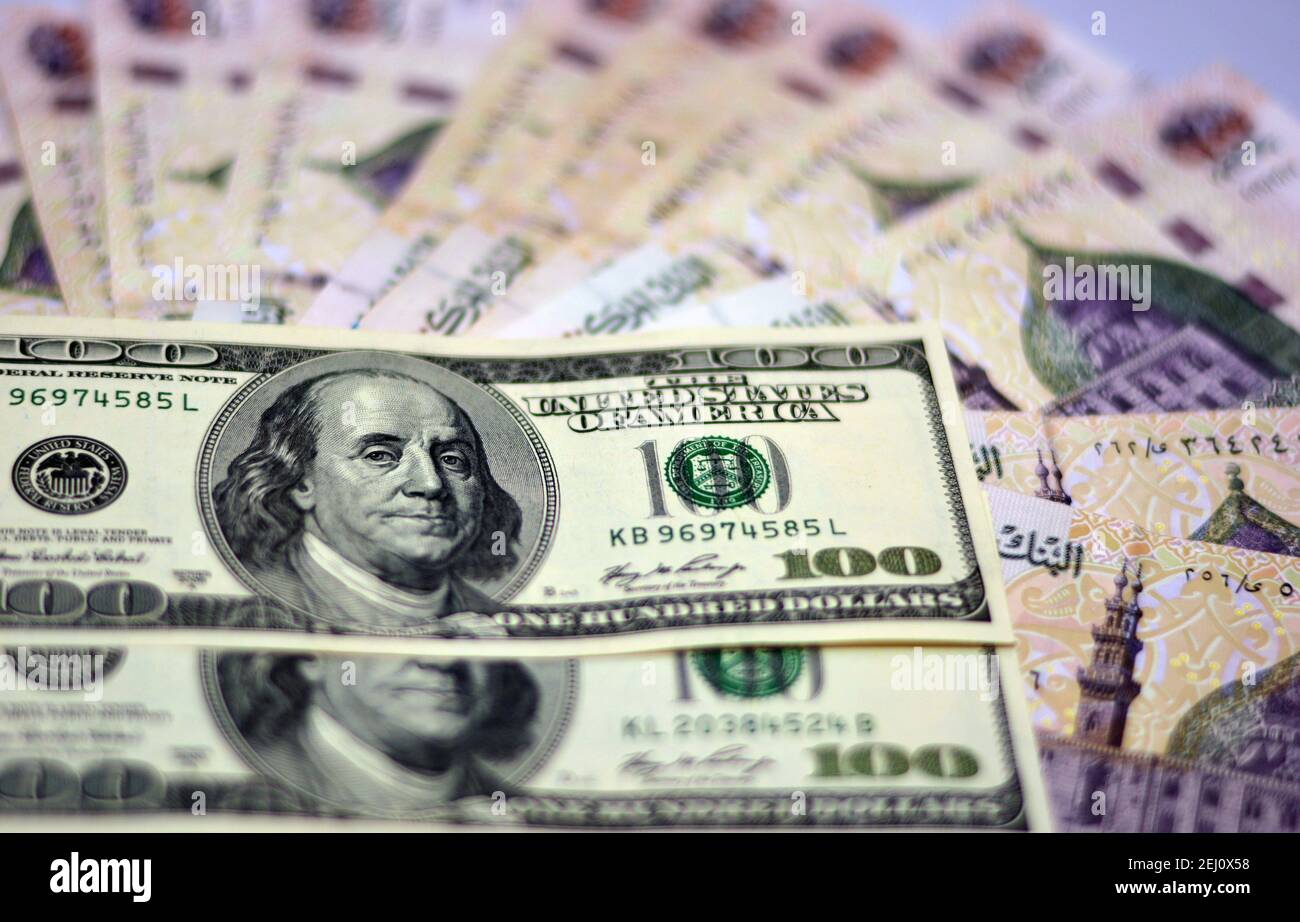Selektiver Fokus der ägyptischen Landeswährung mit US-Dollar-Banknoten. Verschwommenes Geld. Ägyptisches Geld und amerikanische Dollar Wechselkurs,. Stockfoto