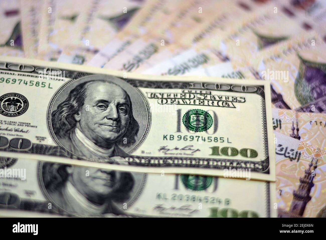 Selektiver Fokus der ägyptischen Landeswährung mit US-Dollar-Banknoten. Verschwommenes Geld. Ägyptisches Geld und amerikanische Dollar Wechselkurs,. Stockfoto
