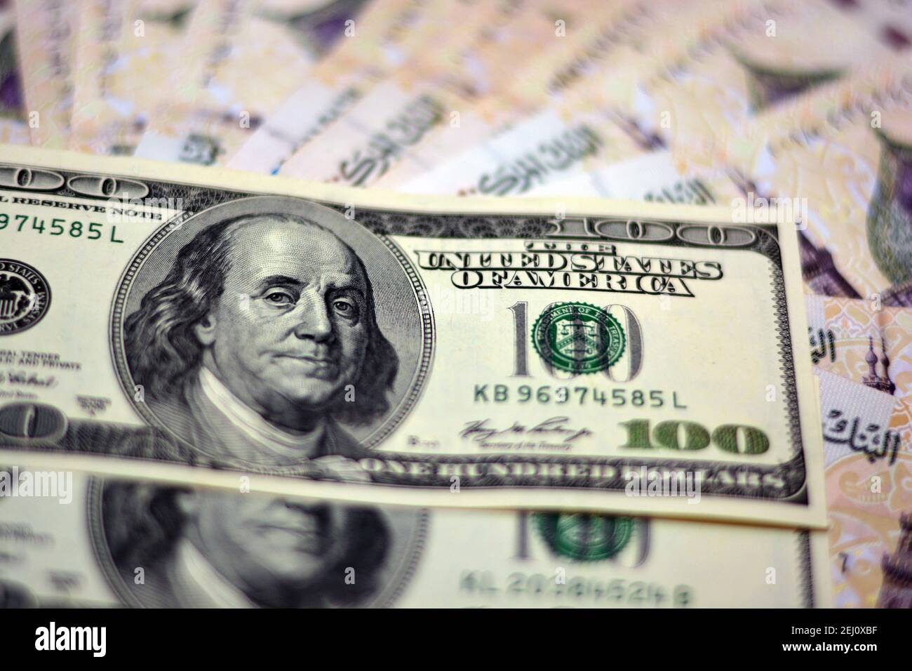 Selektiver Fokus der ägyptischen Landeswährung mit US-Dollar-Banknoten. Verschwommenes Geld. Ägyptisches Geld und amerikanische Dollar Wechselkurs,. Stockfoto