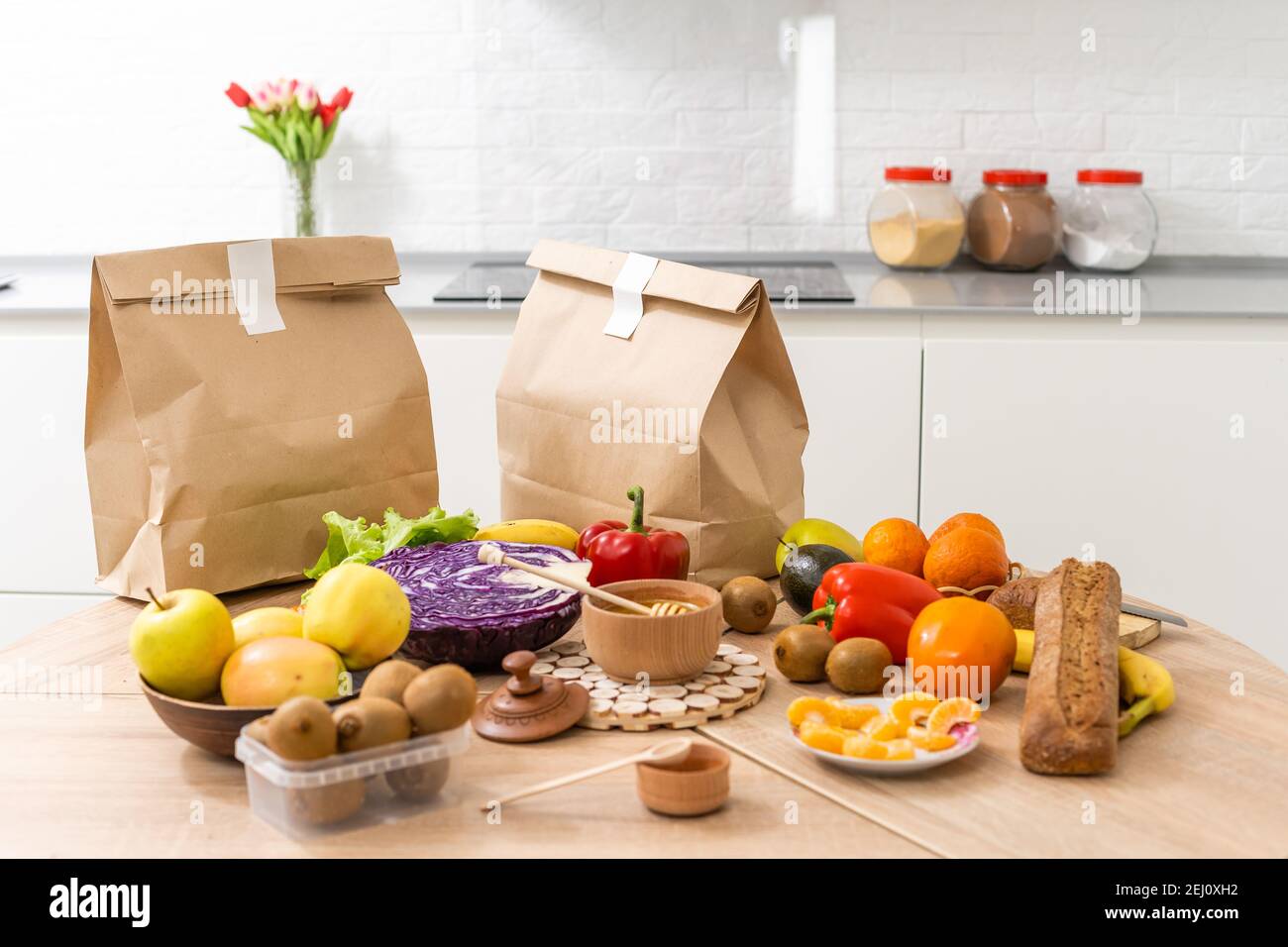 Konzept für den Lieferservice von Lebensmitteln. Papiertüte mit Lebensmitteln geliefert. Online-Shopping. Stockfoto