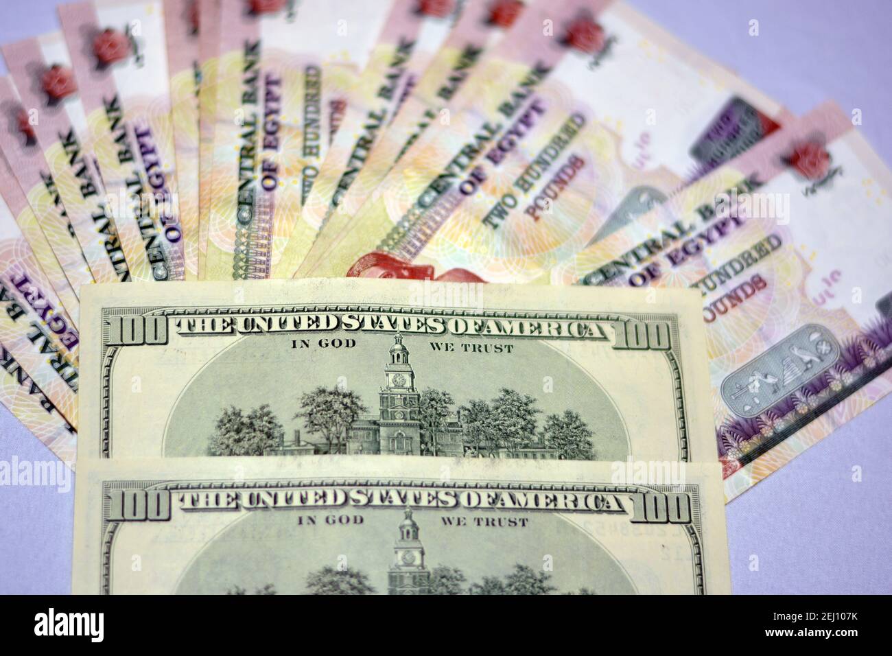 Selektiver Fokus der ägyptischen Landeswährung mit US-Dollar-Banknoten. Verschwommenes Geld. Ägyptisches Geld und amerikanische Dollar Wechselkurs,. Stockfoto