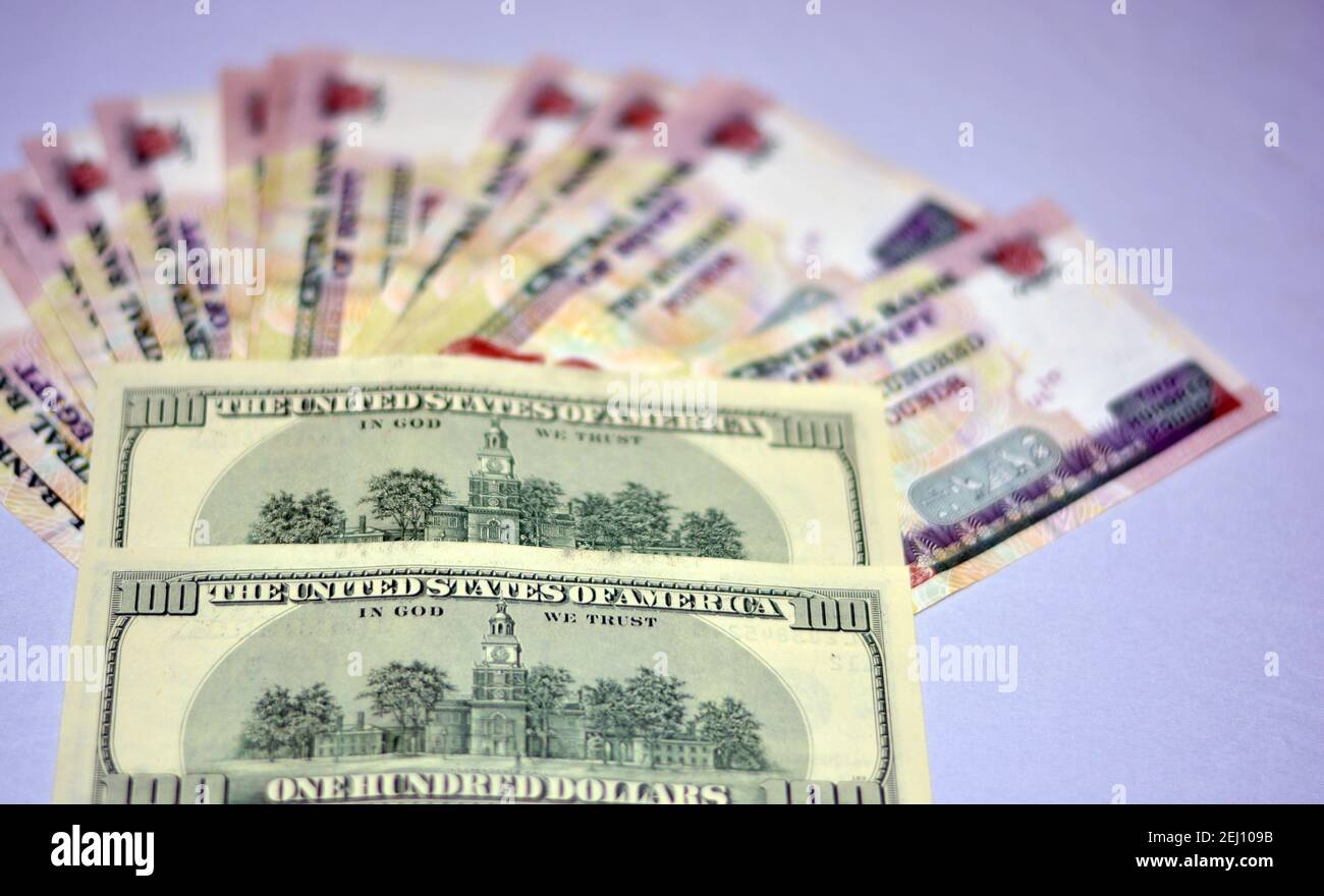 Selektiver Fokus der ägyptischen Landeswährung mit US-Dollar-Banknoten. Verschwommenes Geld. Ägyptisches Geld und amerikanische Dollar Wechselkurs,. Stockfoto