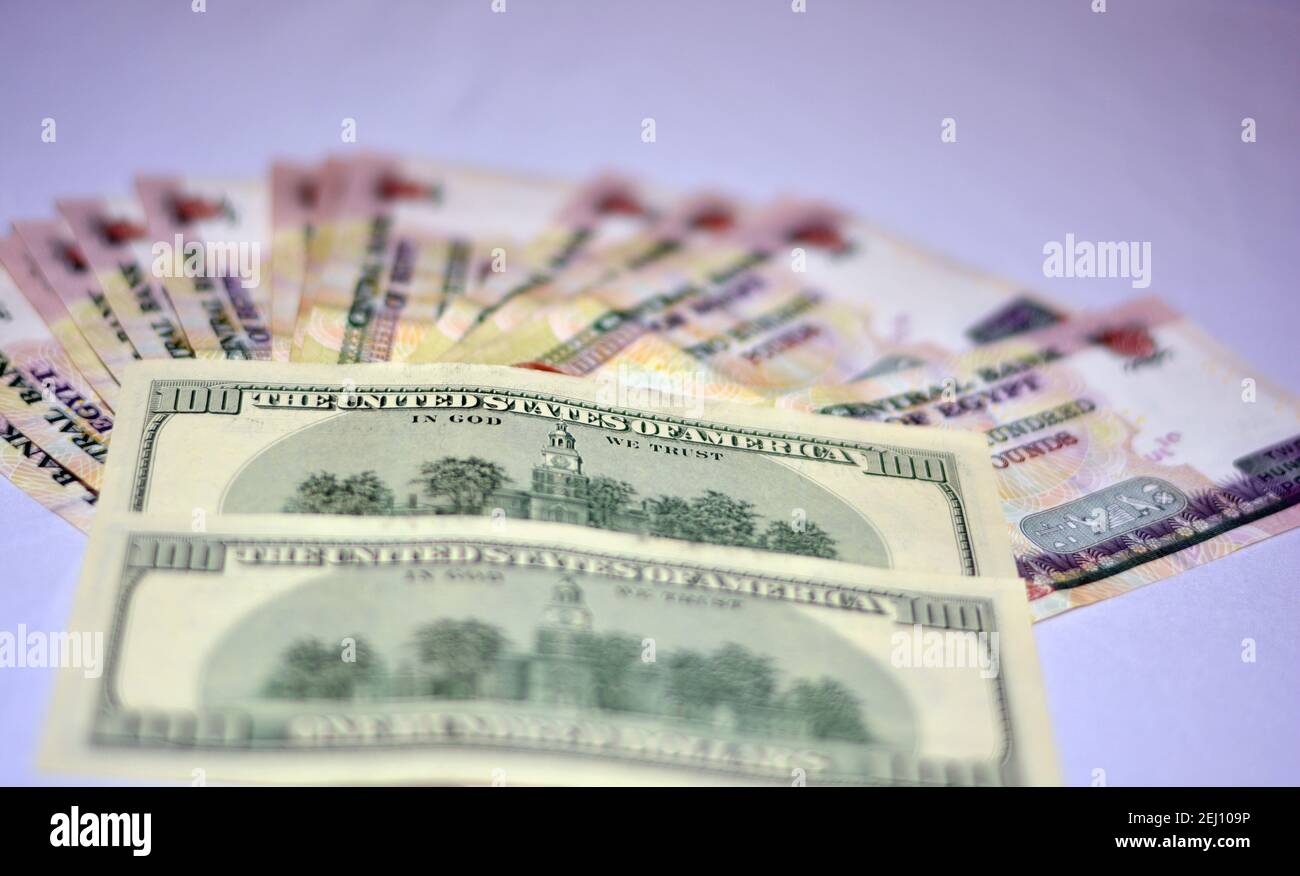 Selektiver Fokus der ägyptischen Landeswährung mit US-Dollar-Banknoten. Verschwommenes Geld. Ägyptisches Geld und amerikanische Dollar Wechselkurs,. Stockfoto