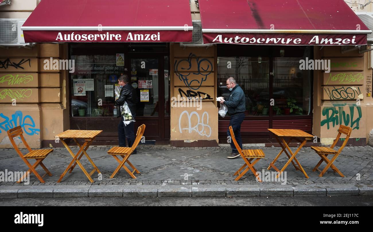 Bukarest, Rumänien - 07. Januar 2021: Leere Sitze vor einem Restaurant von der Krise und die Verbote der Regierung, um die betroffen Stockfoto