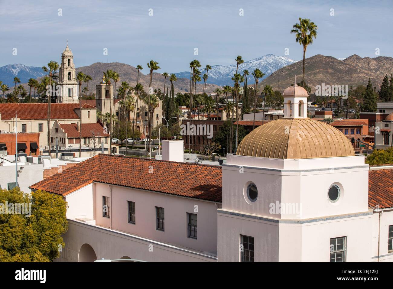 Schneebedeckte Bergblick auf die historische Skyline von Riverside, Kalifornien, USA. Stockfoto