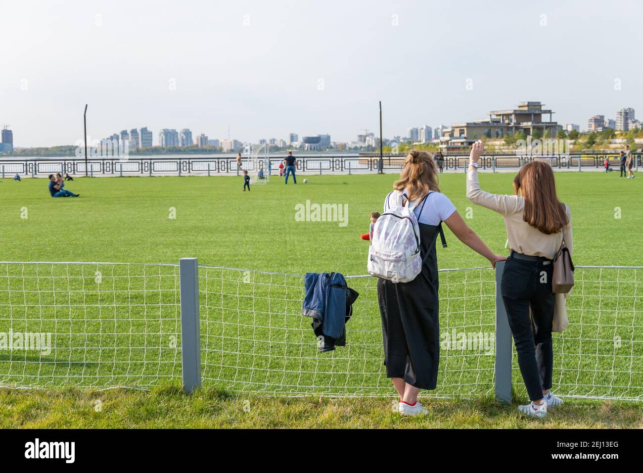 Kasan, Russland-26. September 2020: Bewohner der Stadt entspannen und spielen mit Kindern auf dem Rasen eines künstlichen Fußballplatz im Stadtpark auf t Stockfoto