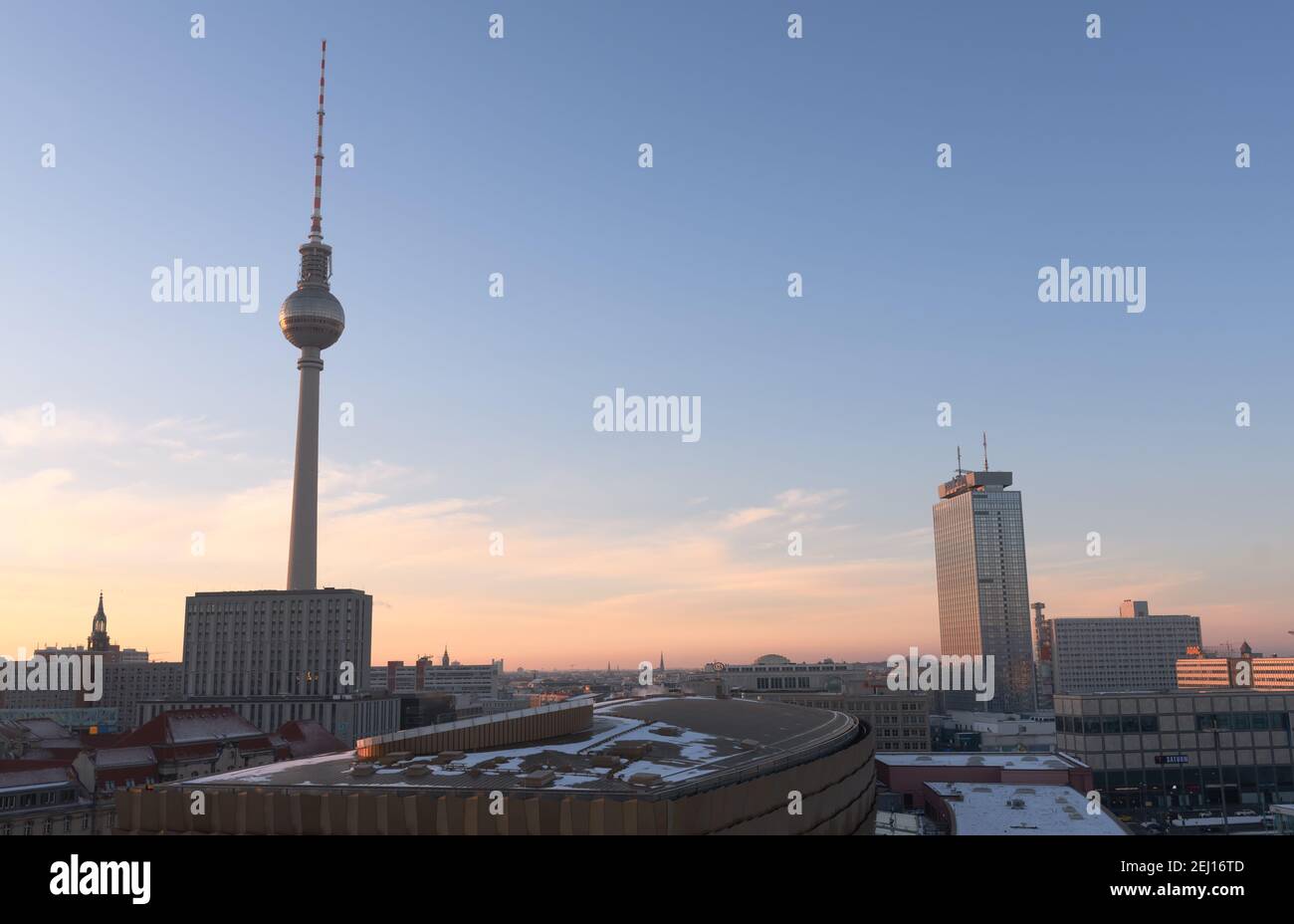 Berlin, Deutschland - 1. Feb 2021: Weitwinkel-Szene von Berlin vor Sonnenuntergang. Dach der Alexa Mall, Berlin Tower und Park Inn Hotel in der Szene Stockfoto