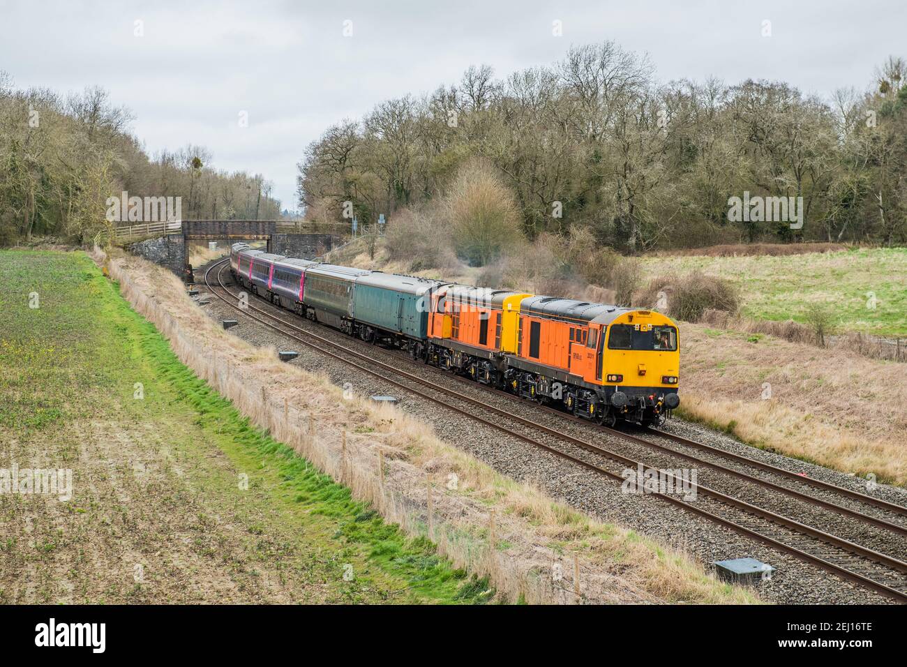 Die HNRC-Baureihe 20s Nr. 20314 und 20311 brachte einen Rechen von ehemaligen GWR MK3 HST-Bussen vom Lagerhaus Long Marston zum Schrottplatz Newport Docks. Stockfoto