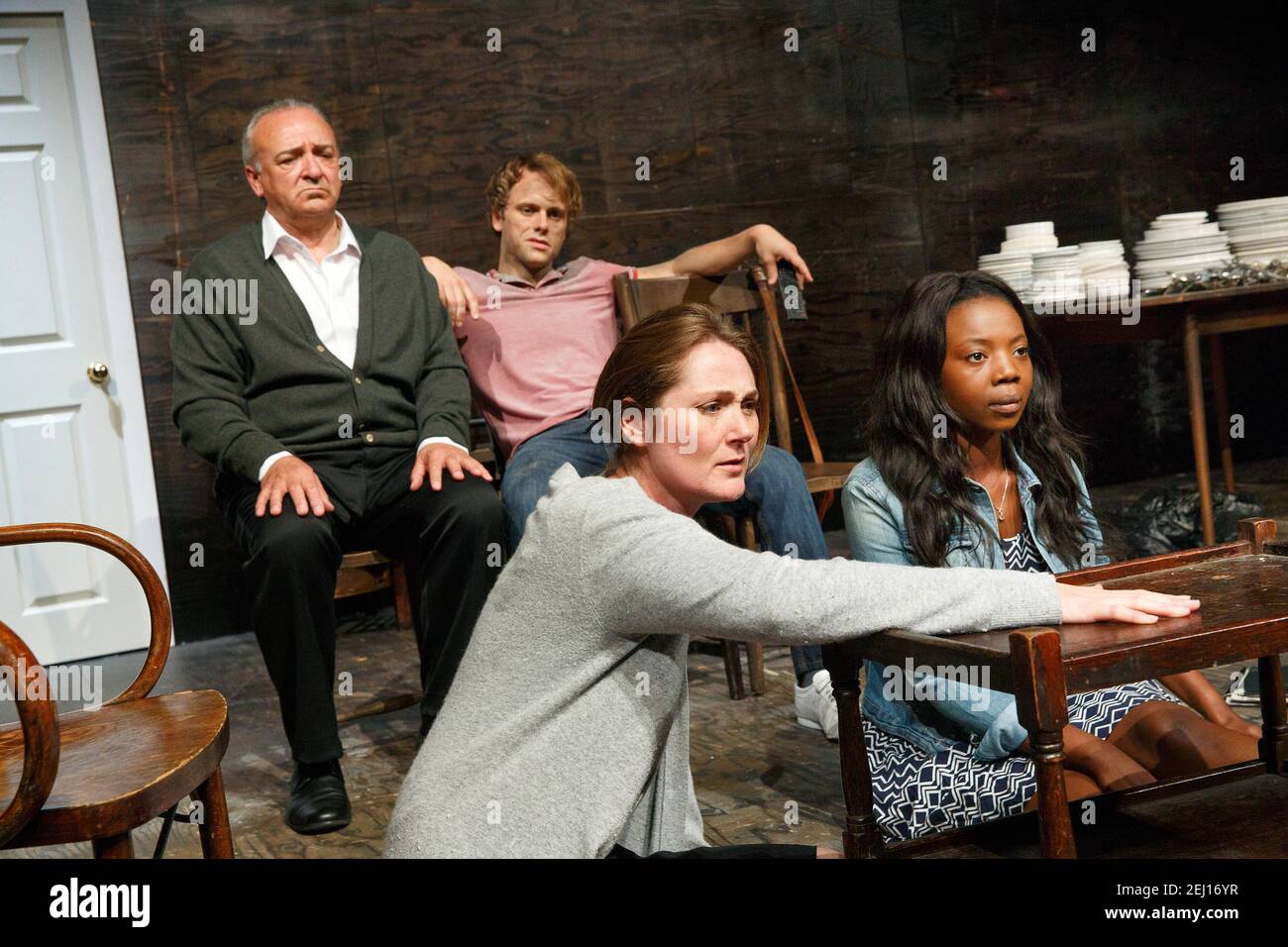 l-r, Vorderseite: Ruth Gemmell (Ruth), Mimi Ndiweni (Sandra) Rückseite: John Bowe (David), Robert Boulter (Tommy) in I CAN HEAR YOU von E.V. Crow bei der Royal Shakespeare Company (RSC), The Other Place at the Courtyard Theatre, Stratford-upon-Avon, England 21/06/2014 Teil des MIDSUMMER MISCHIEF FESTIVALS 2014 - Programm B Gestaltung: Max Dorey Beleuchtung: Robin Griggs Regie: Jo McInnes Stockfoto