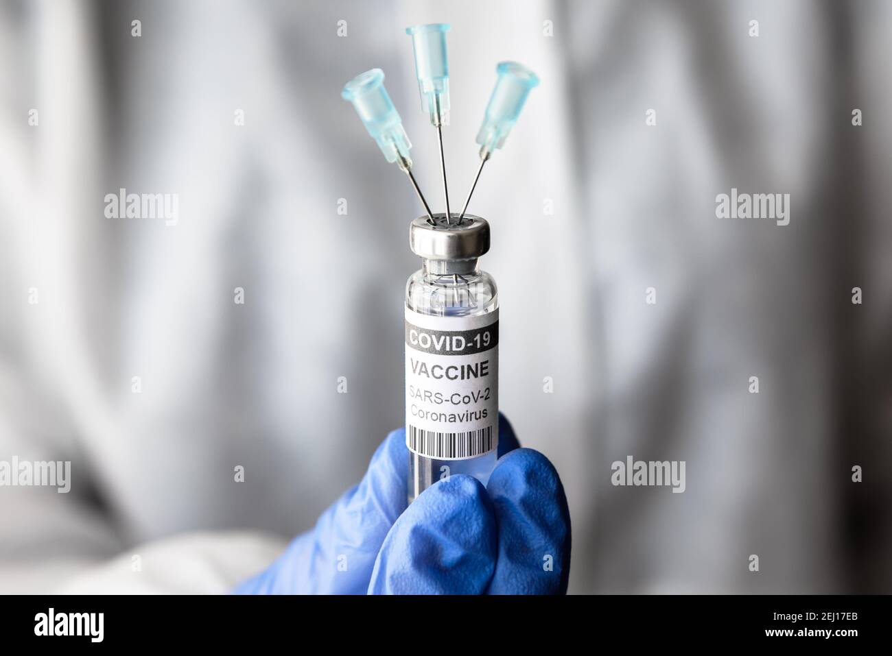 COVID-19-Impfstoff in der Hand des Arztes, kreativer Blick auf den Arzt, der eine Flasche Coronavirus-Impfstoff und Nadeln hält. Konzept der Gesundheit, Corona-Virus behandeln Stockfoto