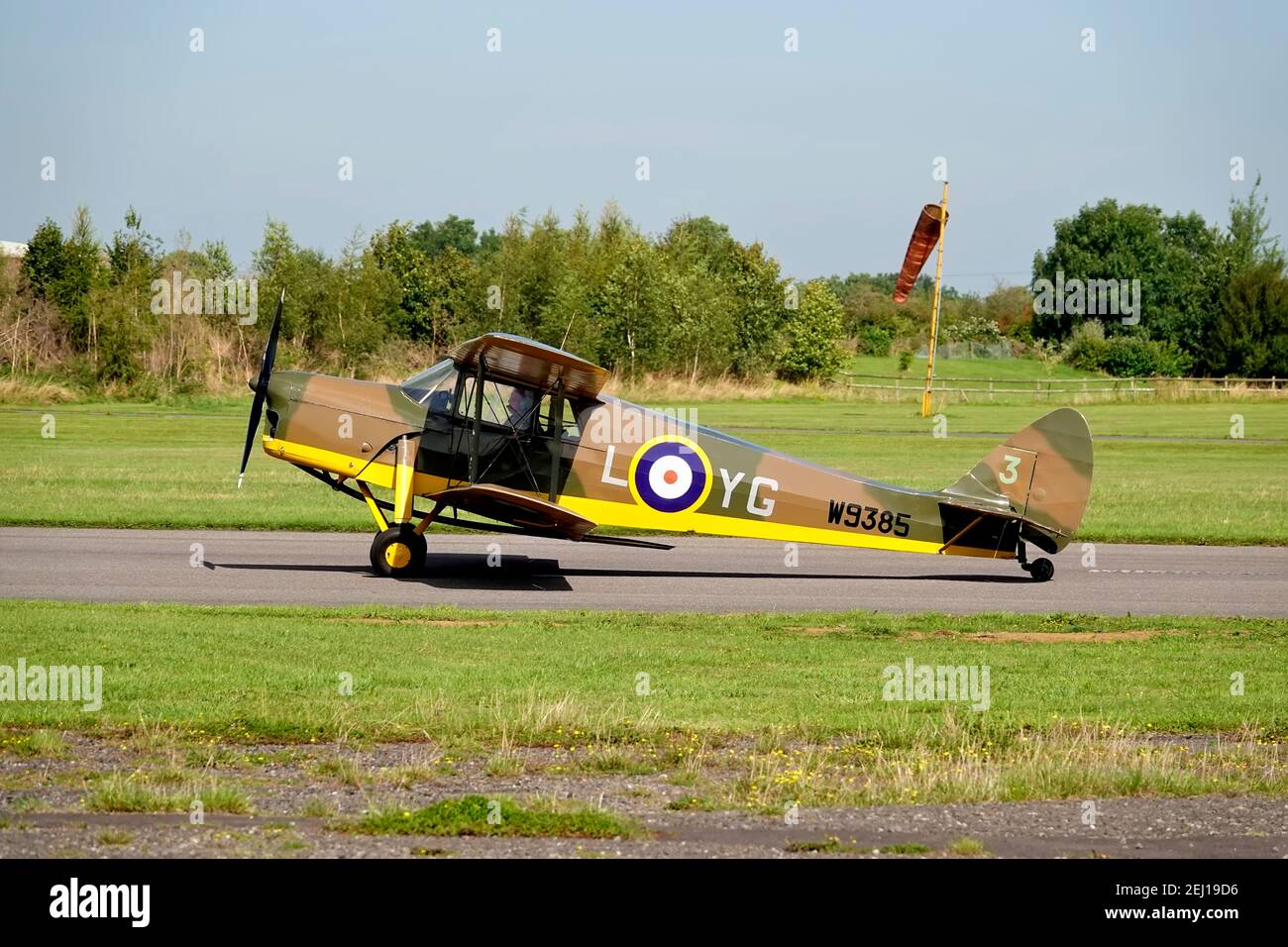 Henstridge, Somerset / Großbritannien - August 24 2019: An ex- RAF 1936 De Havilland DH,87B Hornet Moth, W9385 / G-ADND, am Henstridge Airfield in Somerset, UK, d Stockfoto