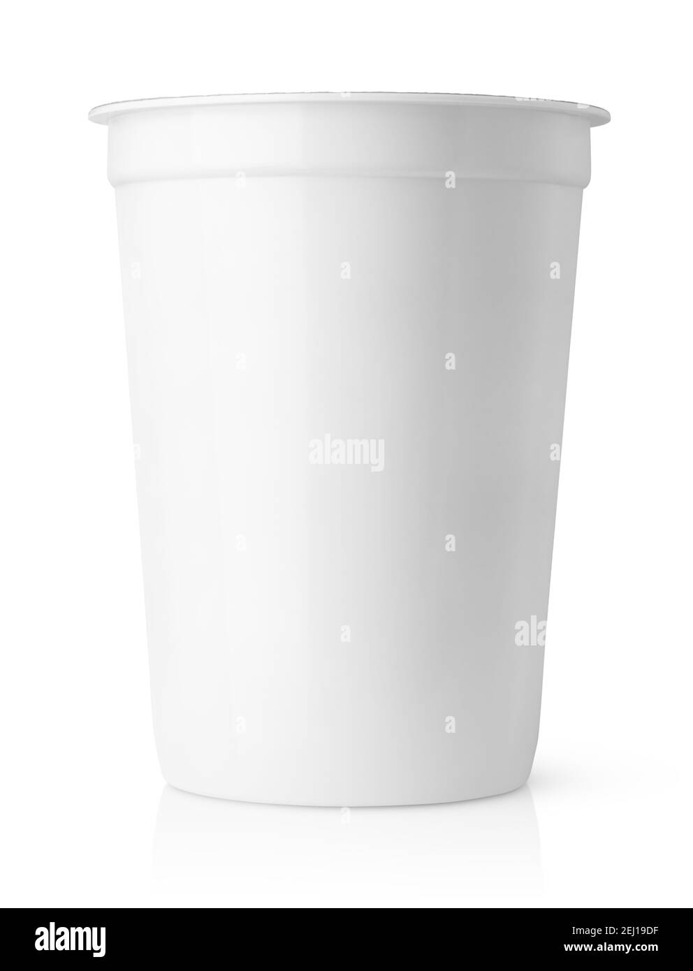 Kunststoffbehälter für Milchprodukte mit isoliertem Foliendeckel Weiß Stockfoto