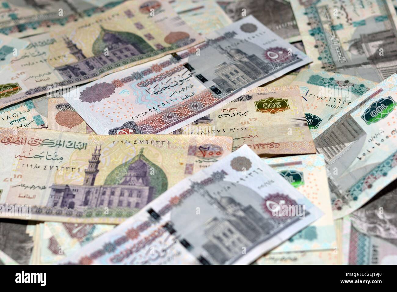 Selektiver Fokus des ägyptischen Geldhintergrundes , 200 LE, 100 LE, 50 LE ägyptische Banknote,. Ägypten Währung, ägyptische Pfund Bargeld Stockfoto