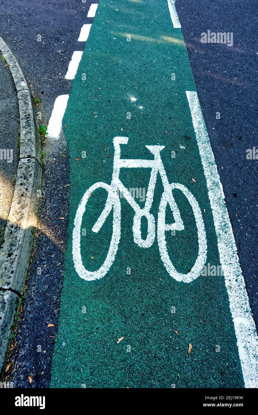 Warminster, Wiltshire / UK - September 22 2020: Eine Radfahrbahn, die eine T-Kreuzung auf einer Wohnstraße kreuzt Stockfoto