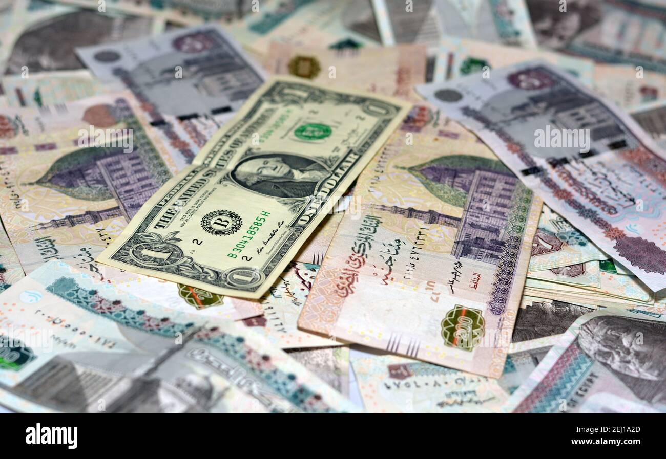 Ägyptische Landeswährung mit US-Dollar-Banknote im Hintergrund. Ägyptische Pfund Geld und amerikanische Dollar Wechselkurs Stockfoto