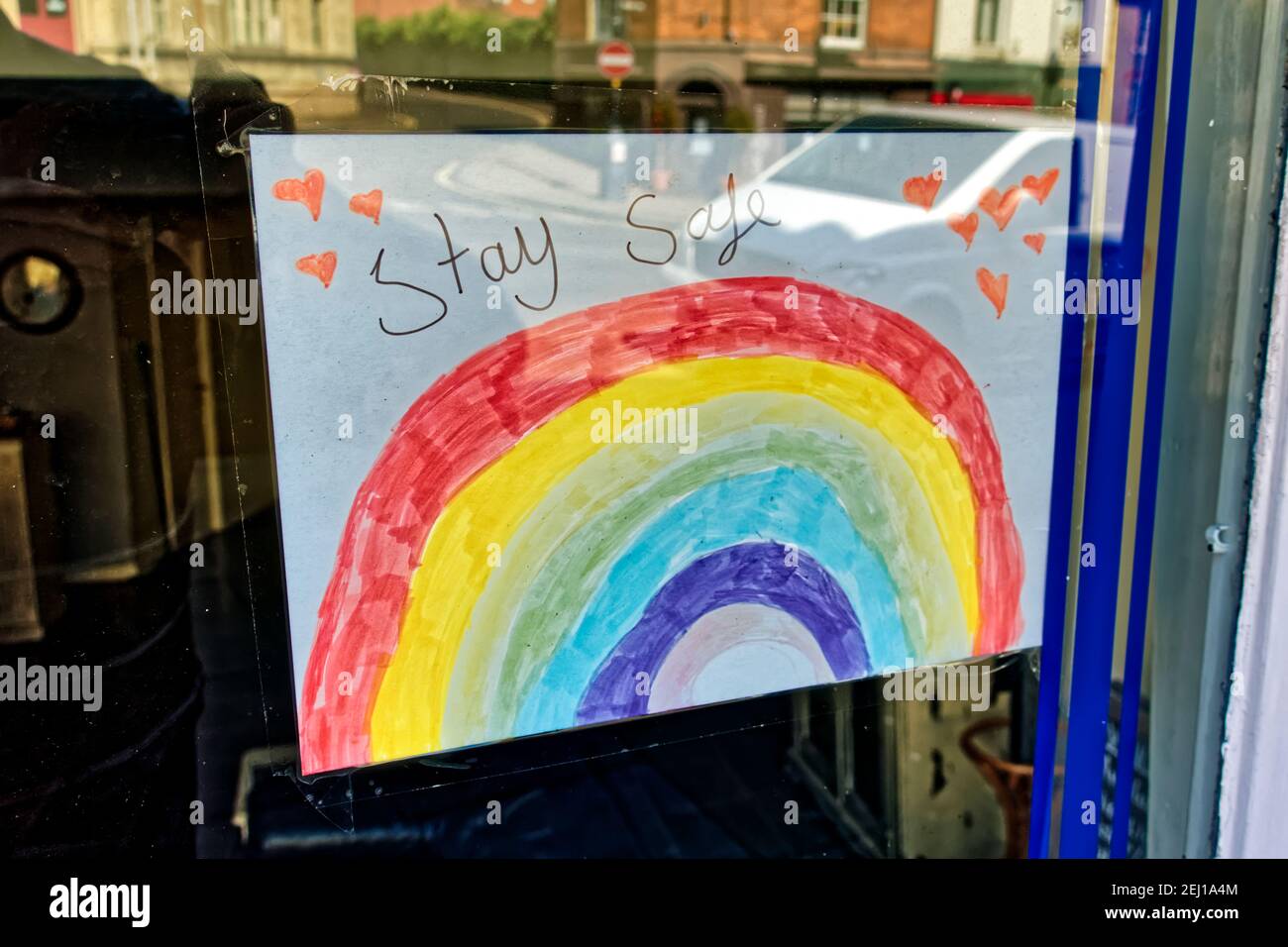 Warminster, Wiltshire / UK - April 23 2020: A Stay Safe from Coronavirus Rainbow of Hope Bild in einem Schaufenster angezeigt Stockfoto