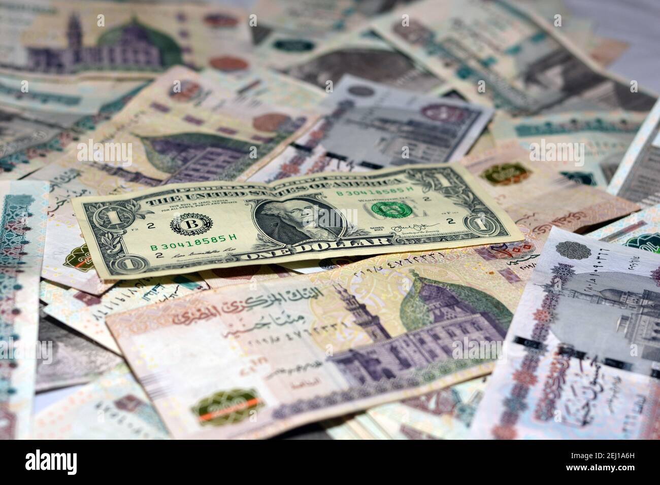 Ägyptische Landeswährung mit US-Dollar-Banknote im Hintergrund. Ägyptische Pfund Geld und amerikanische Dollar Wechselkurs Stockfoto