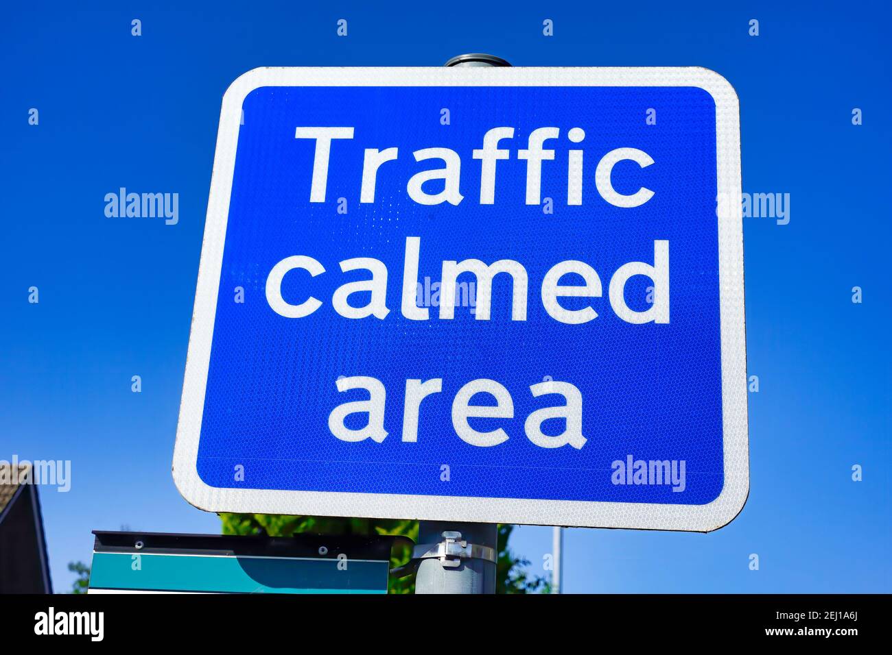 Warminster, Wiltshire / UK - September 14 2020: Ein Verkehrsschild in einer Wohnstraße, das darauf hinweist, dass ein Autofahrer langsamer fahren sollte Stockfoto