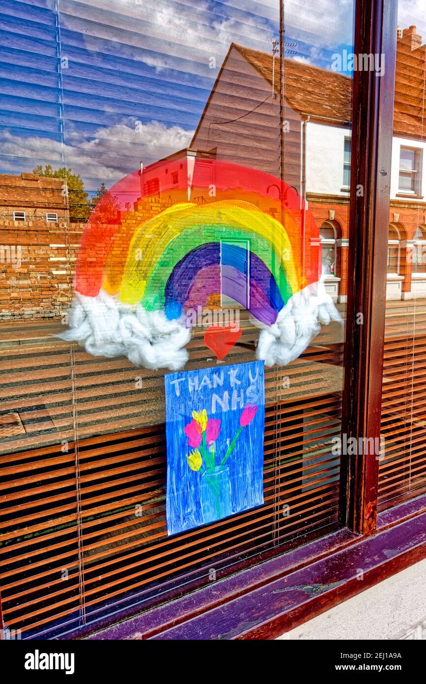 Warminster, Wiltshire UK - Mai 4 2020: Ein Thank U NHS Rainbow of Hope Bild gezeichnet von einem Kind im Fenster des New Image Hair Salon in Warminster UK Stockfoto
