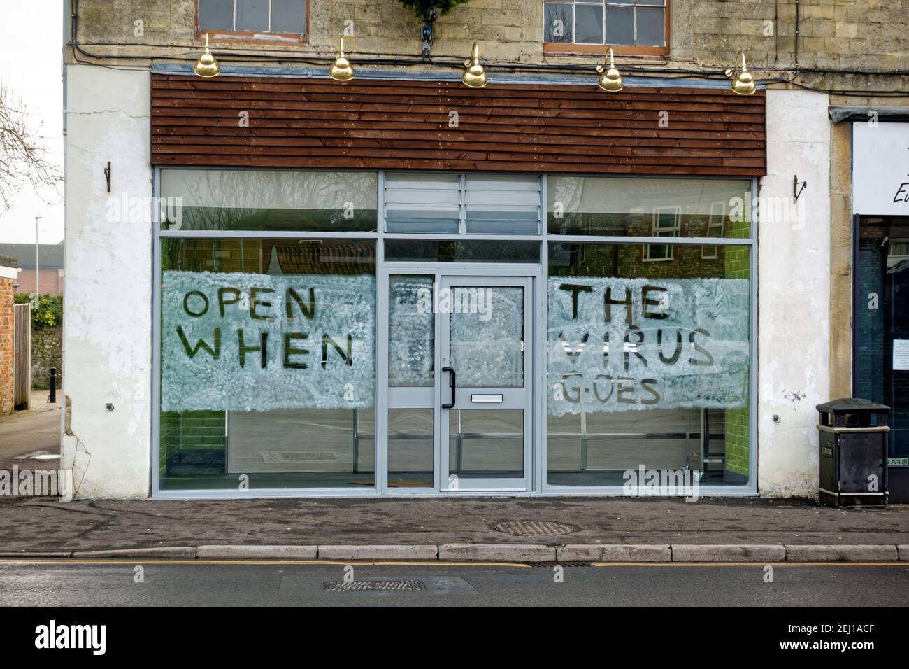 Warminster, Wiltshire, UK - Januar 7th 2021: Ein neues Fish & Chip-Geschäft in der George Street, Warminster, dessen Eröffnung aufgrund von Covid 19 verzögert wurde Stockfoto