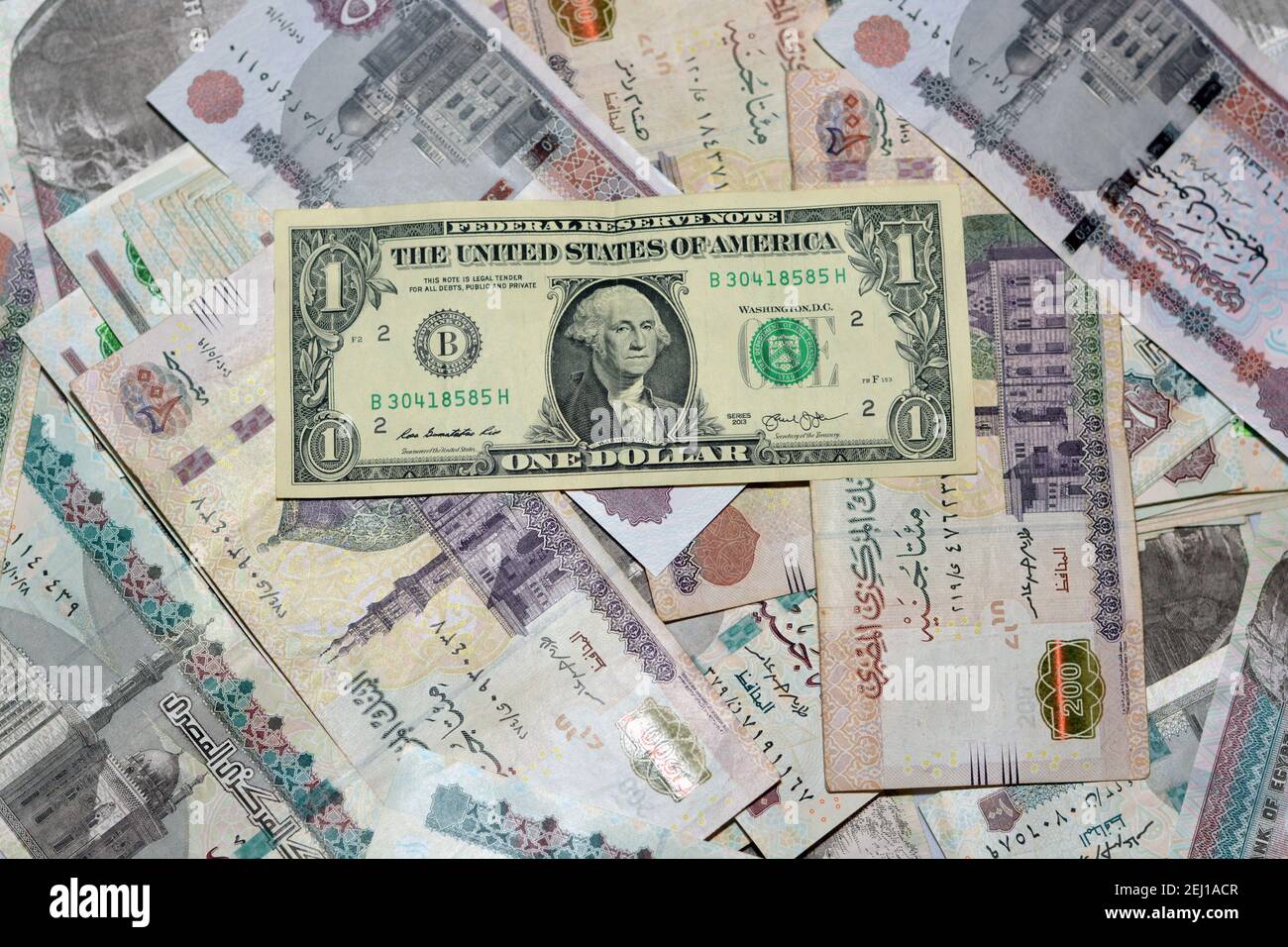 Ägyptische Landeswährung mit US-Dollar-Banknote im Hintergrund. Ägyptische Pfund Geld und amerikanische Dollar Wechselkurs Stockfoto